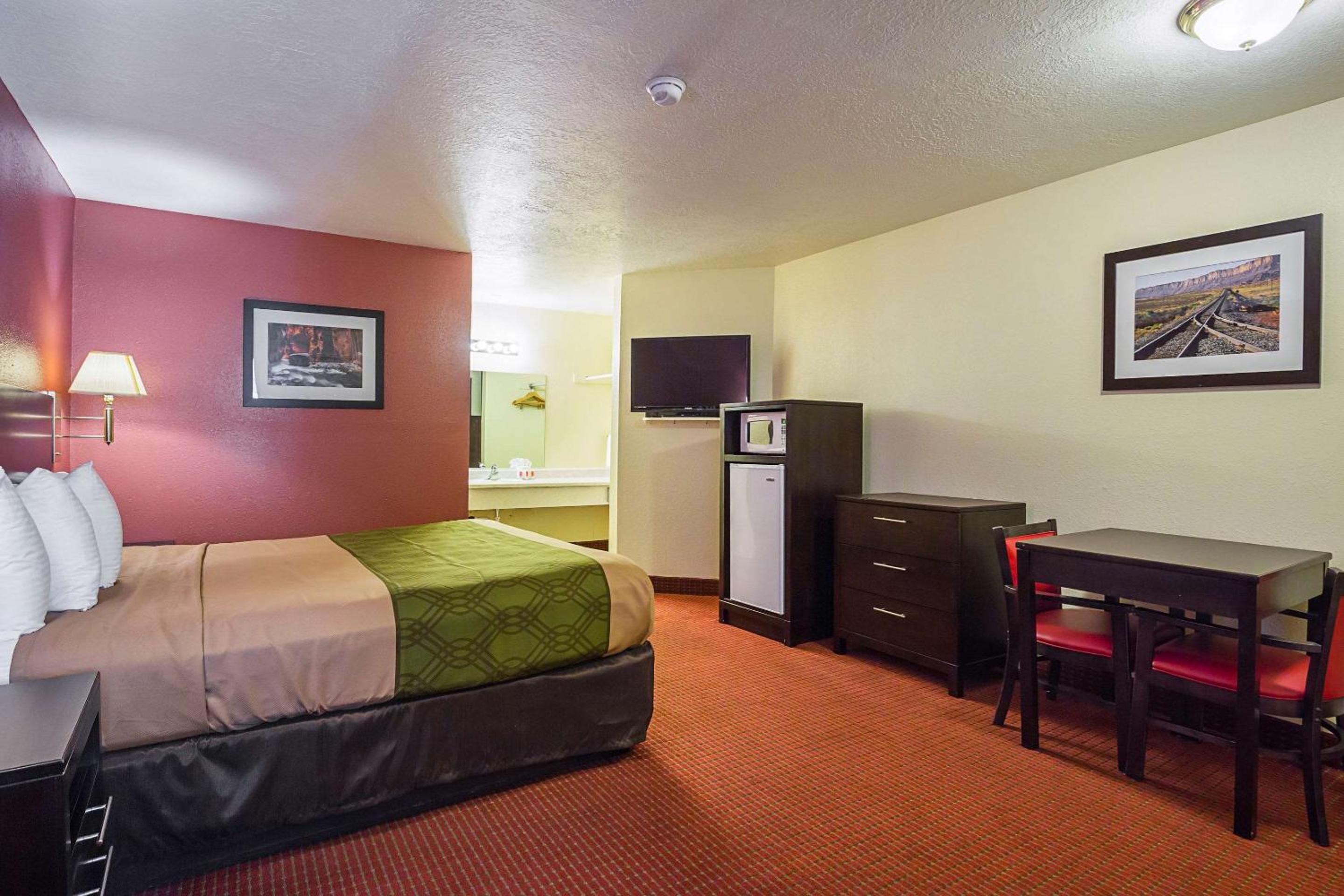 King Room - Non-Smoking - Photo 4