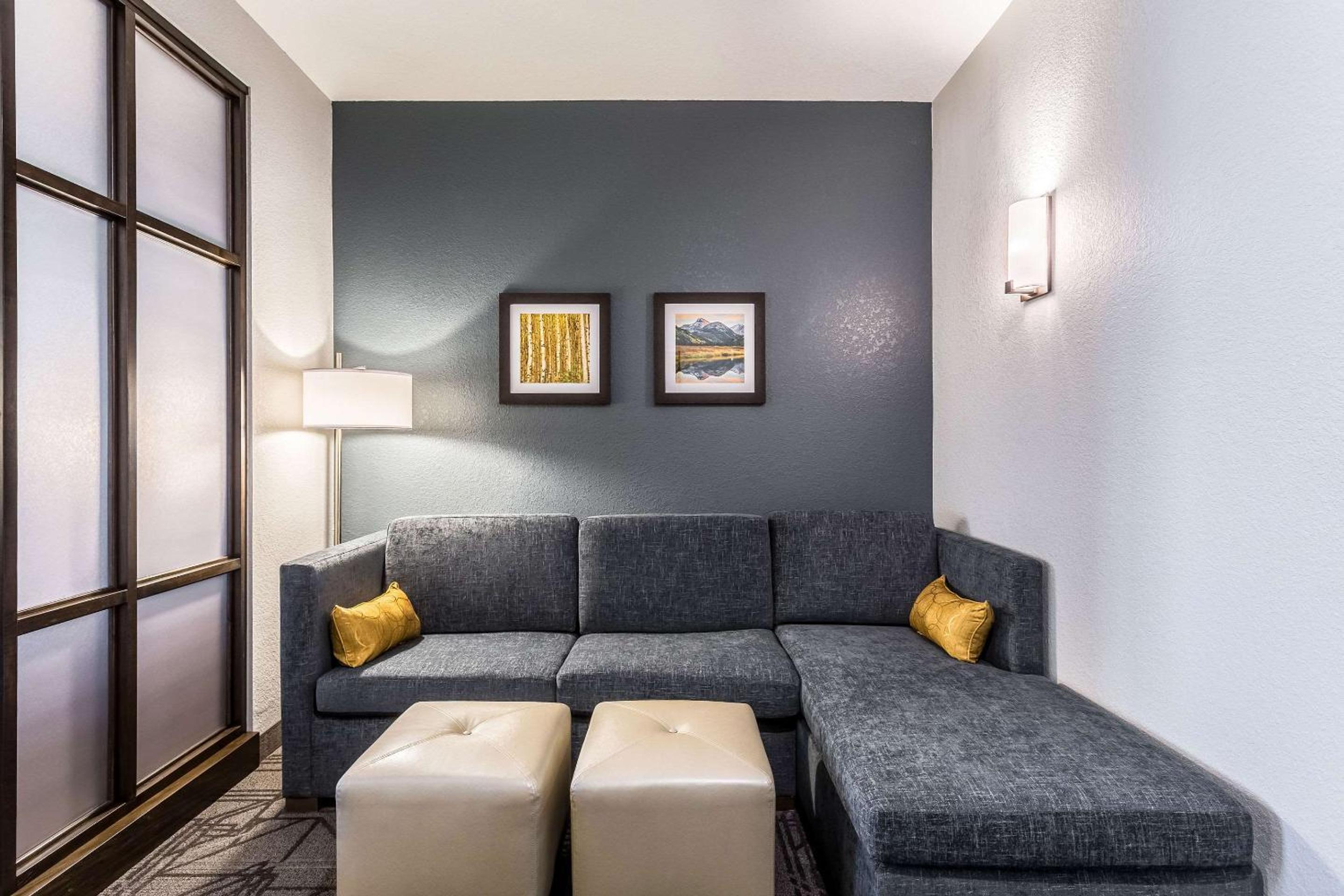 Queen Suite with Two Queen Beds - Accessible/Non-Smoking photo 2