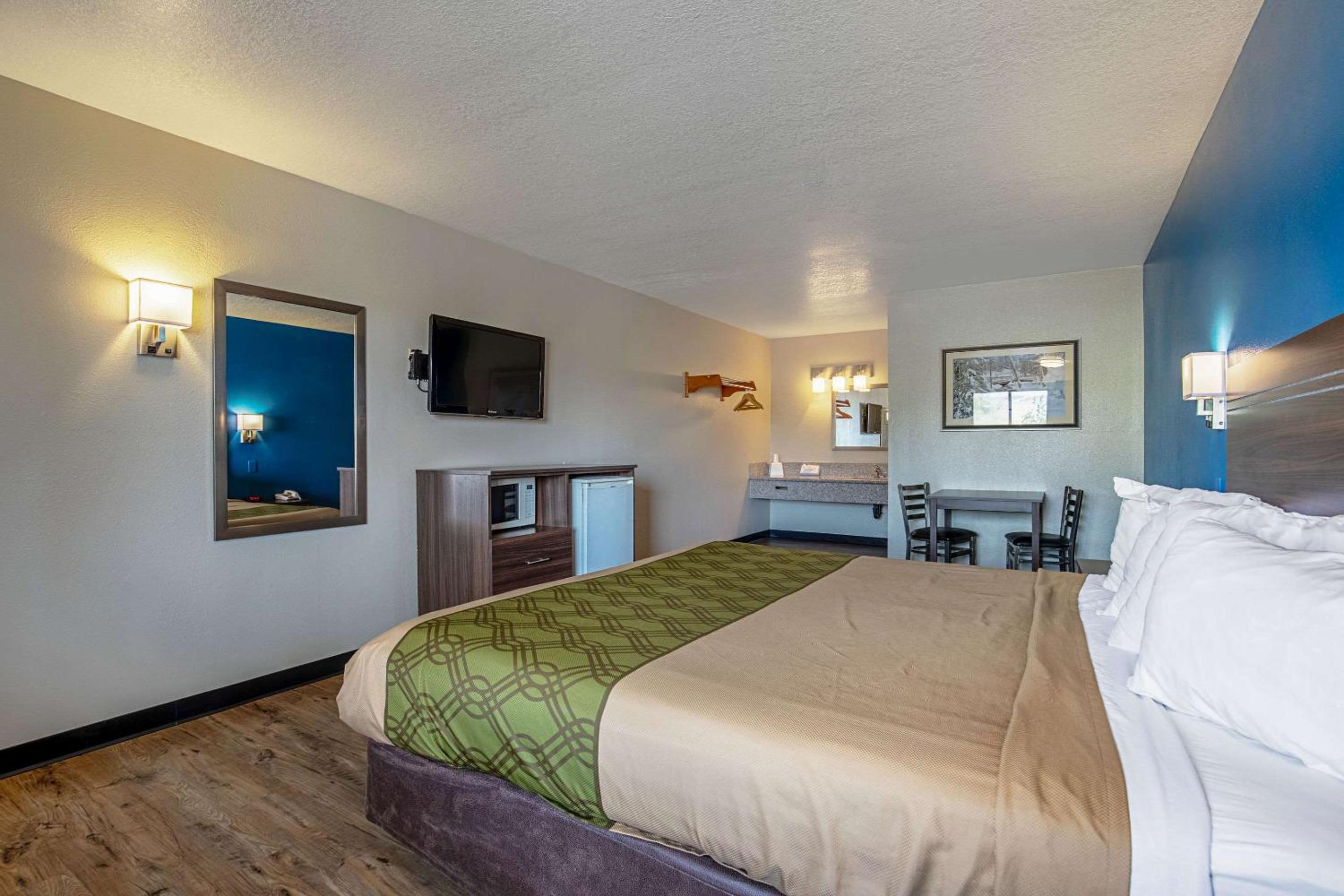 King Room - Non-Smoking - Photo 2