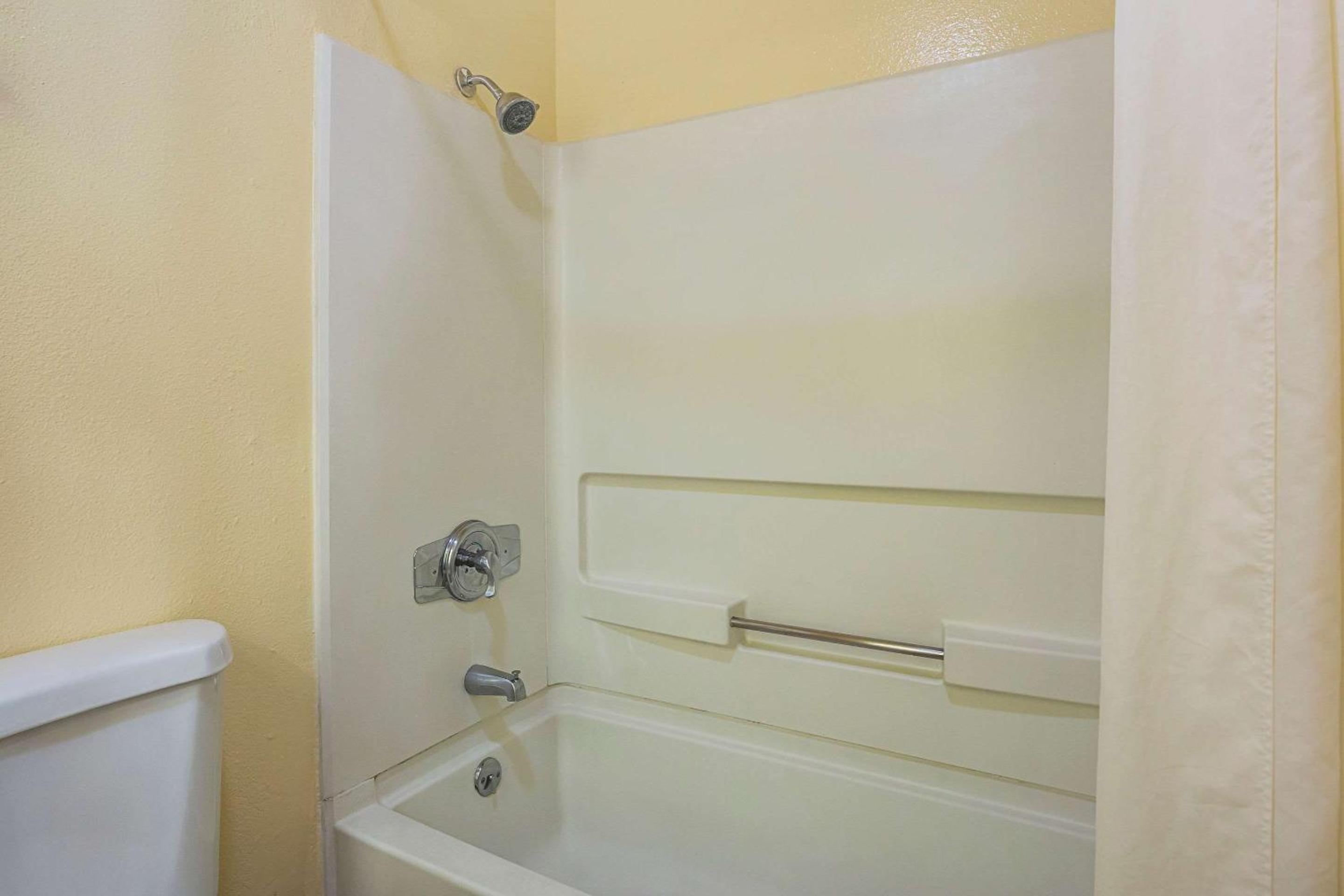 King Room - Non-Smoking - Photo 3