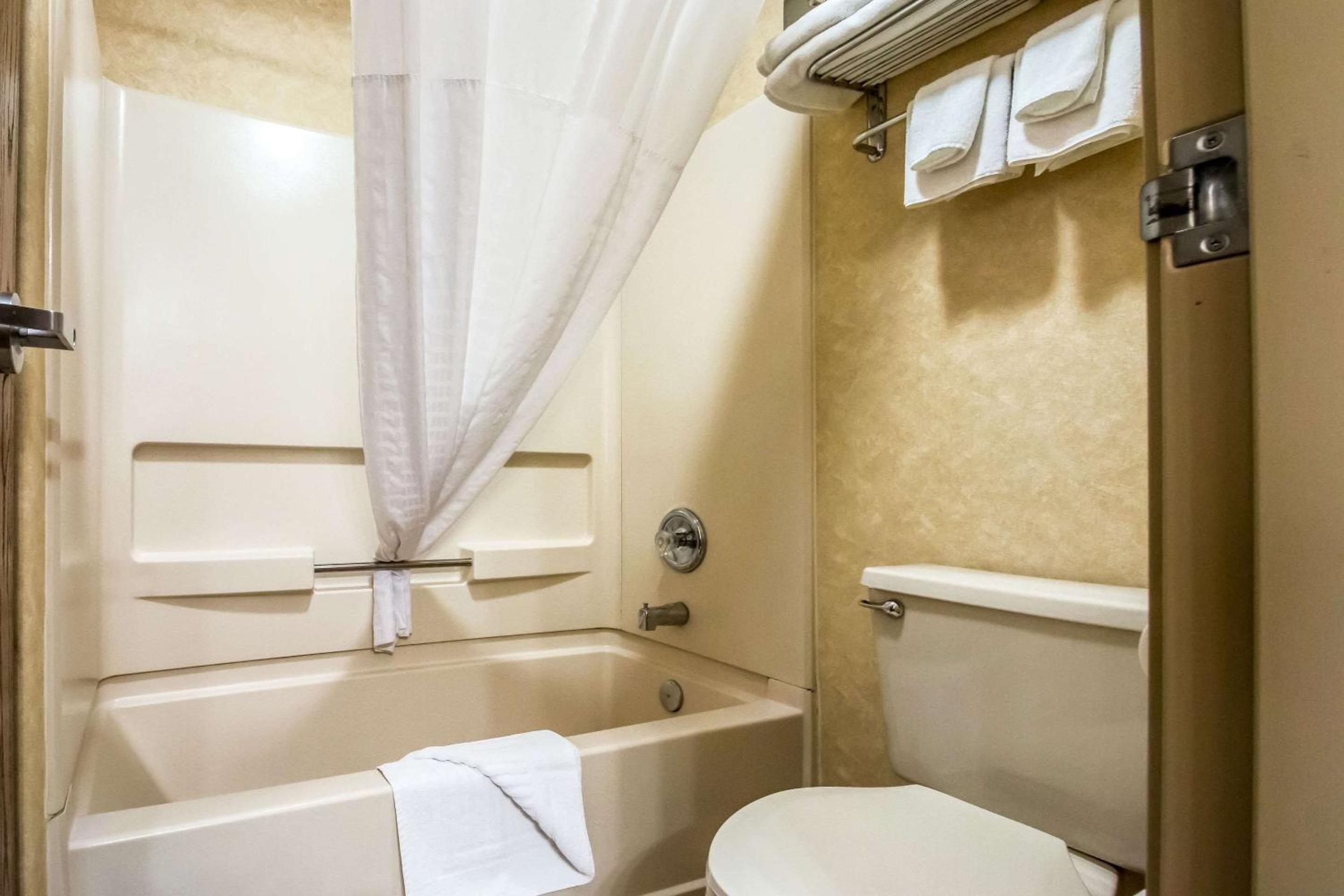 Queen Room with Two Queen Beds - Non-Smoking - Photo 3