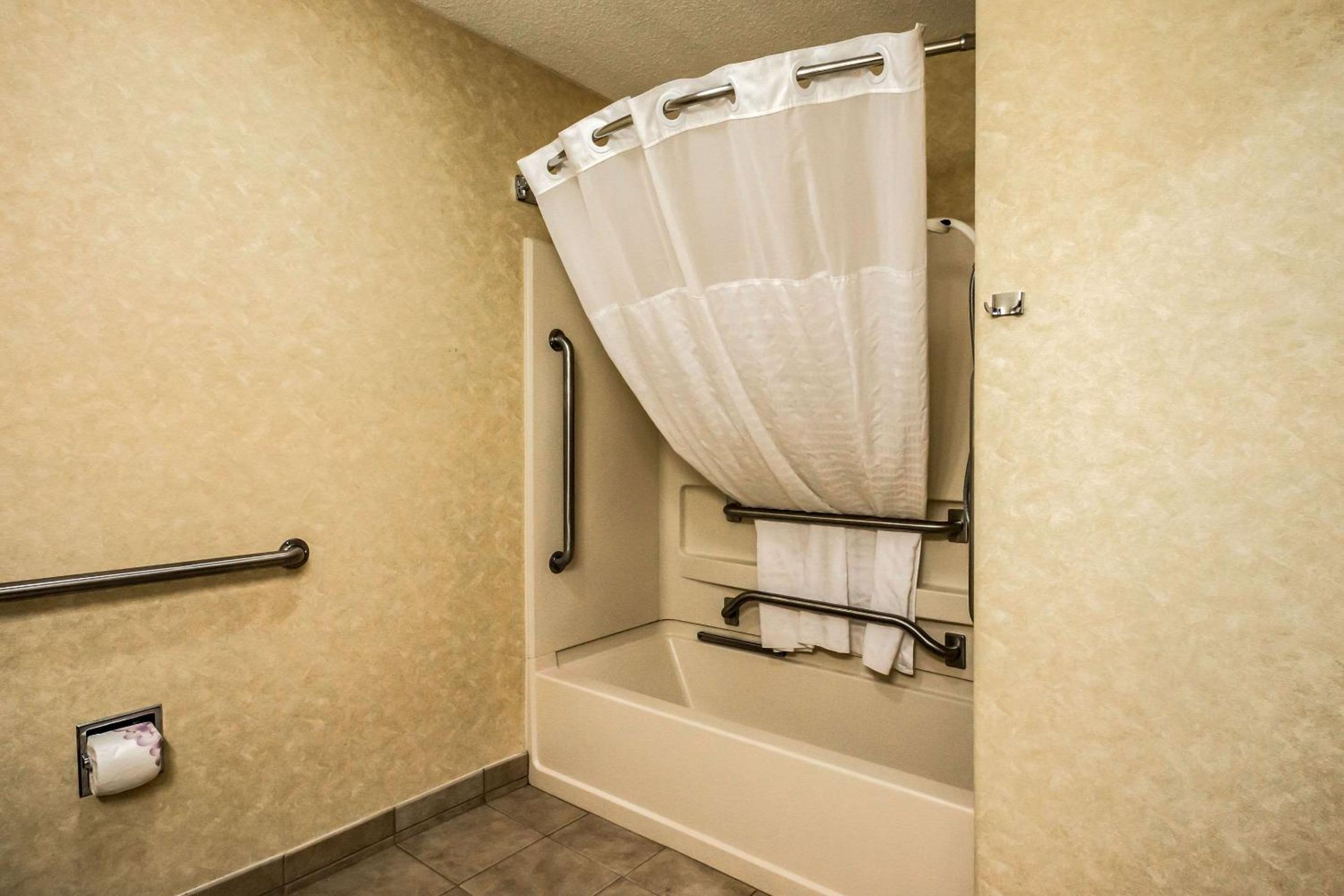 Queen Room with Roll-In Shower - Disability Access - Photo 5
