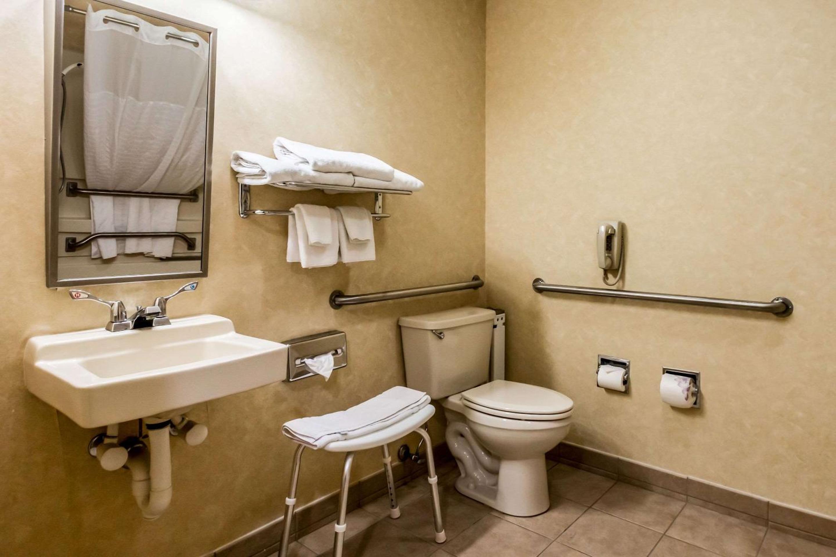 Queen Room with Roll-In Shower - Disability Access - Photo 4