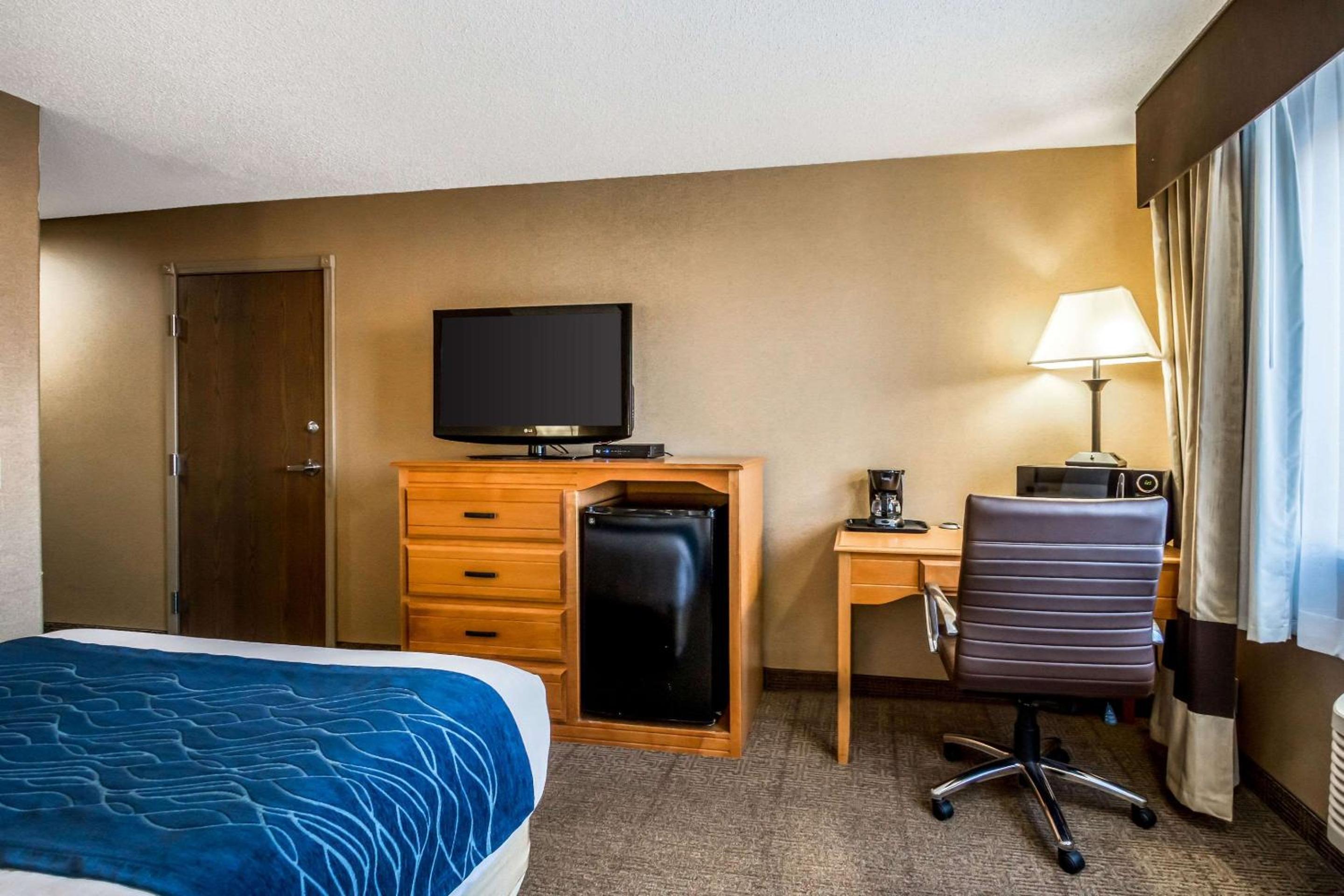 Queen Room with Roll-In Shower - Disability Access - Photo 1