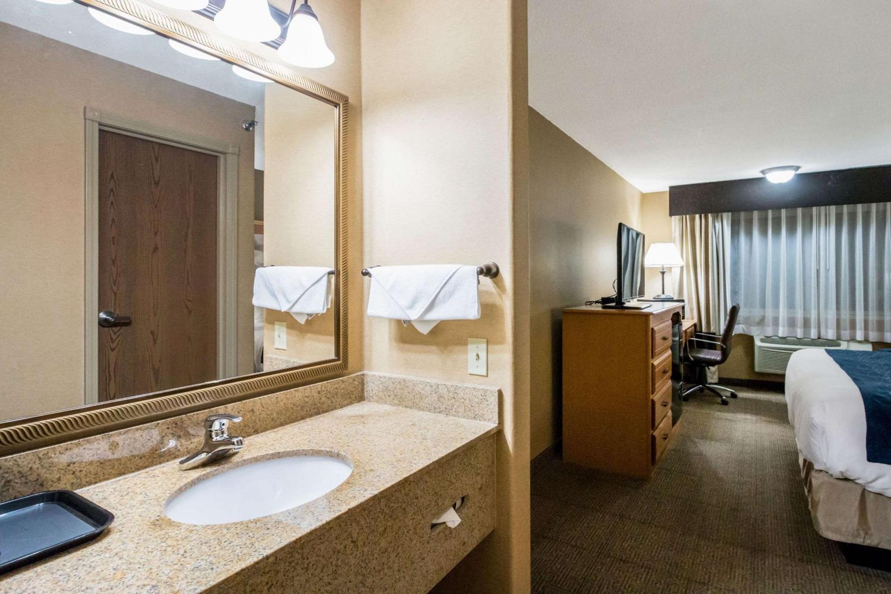 King Room - Non-Smoking - Photo 1