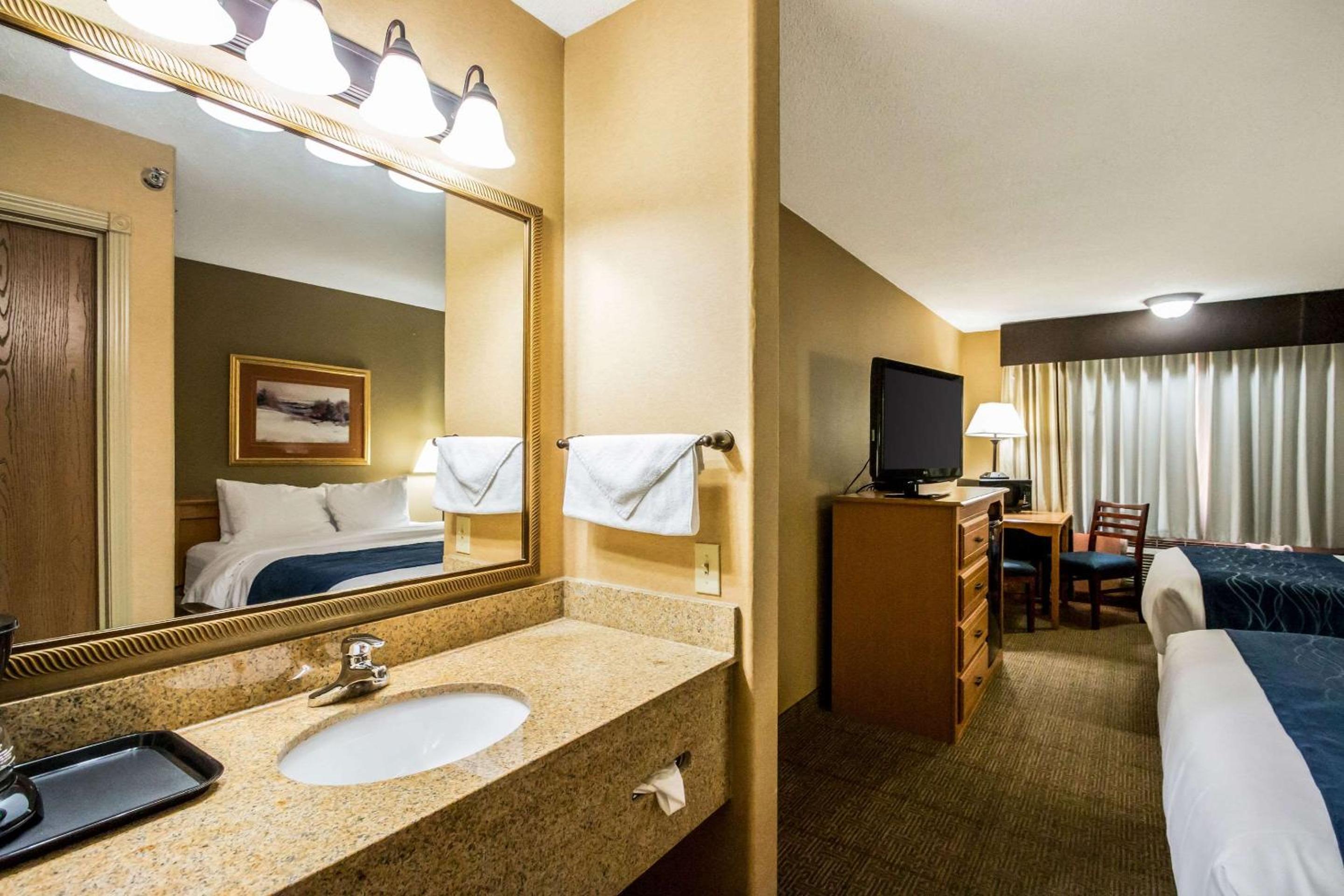 Queen Room with Two Queen Beds - Non-Smoking - Photo 2