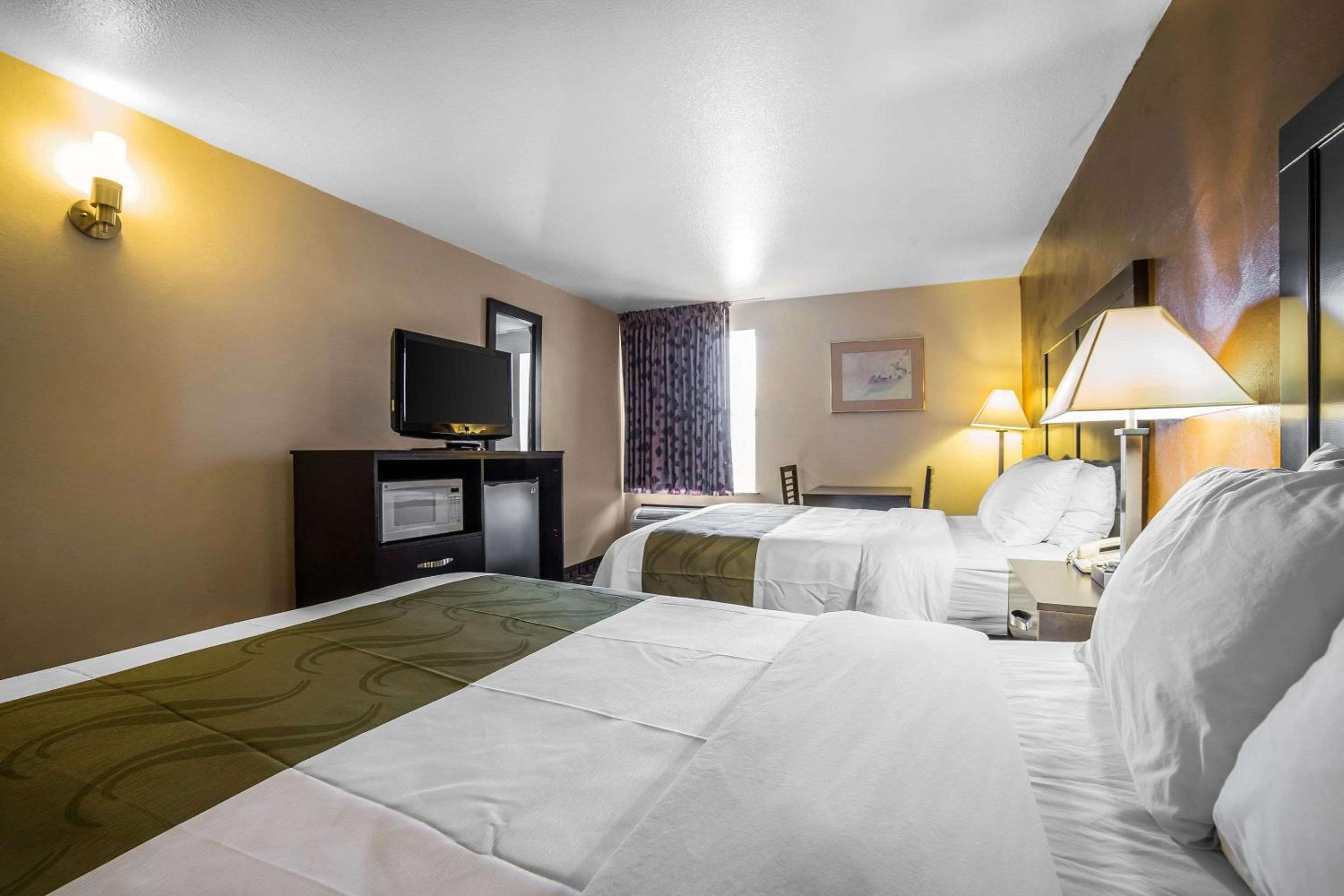Queen Room with Two Queen Beds - Non-Smoking - Photo 2