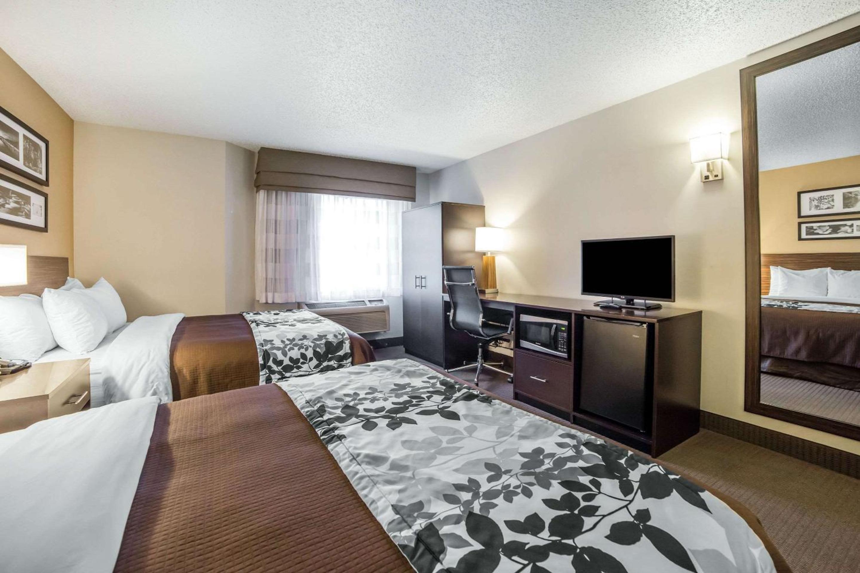 Queen Room with Two Queen Beds - Non-Smoking - Photo 2