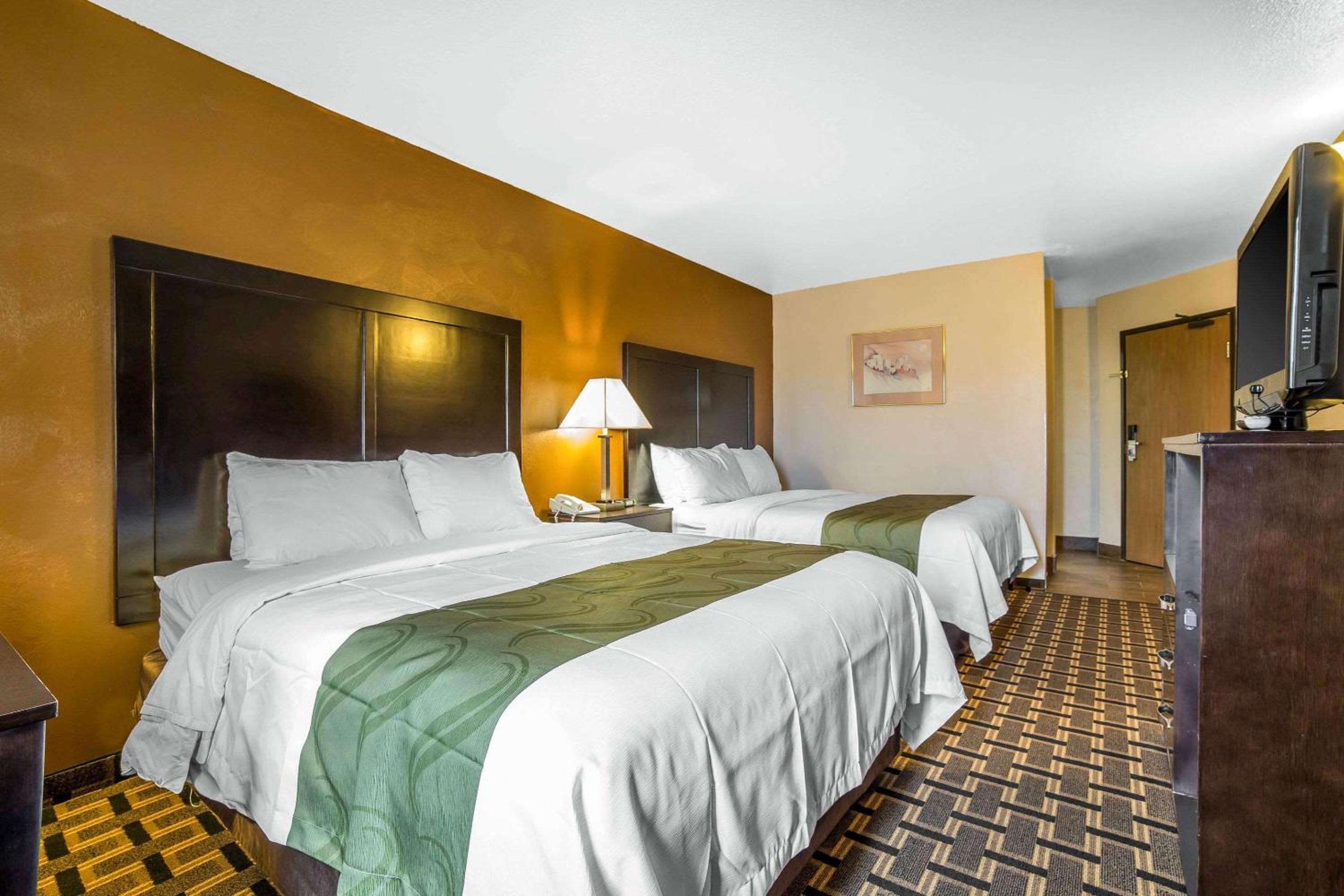 Queen Room with Two Queen Beds - Non-Smoking - Photo 4