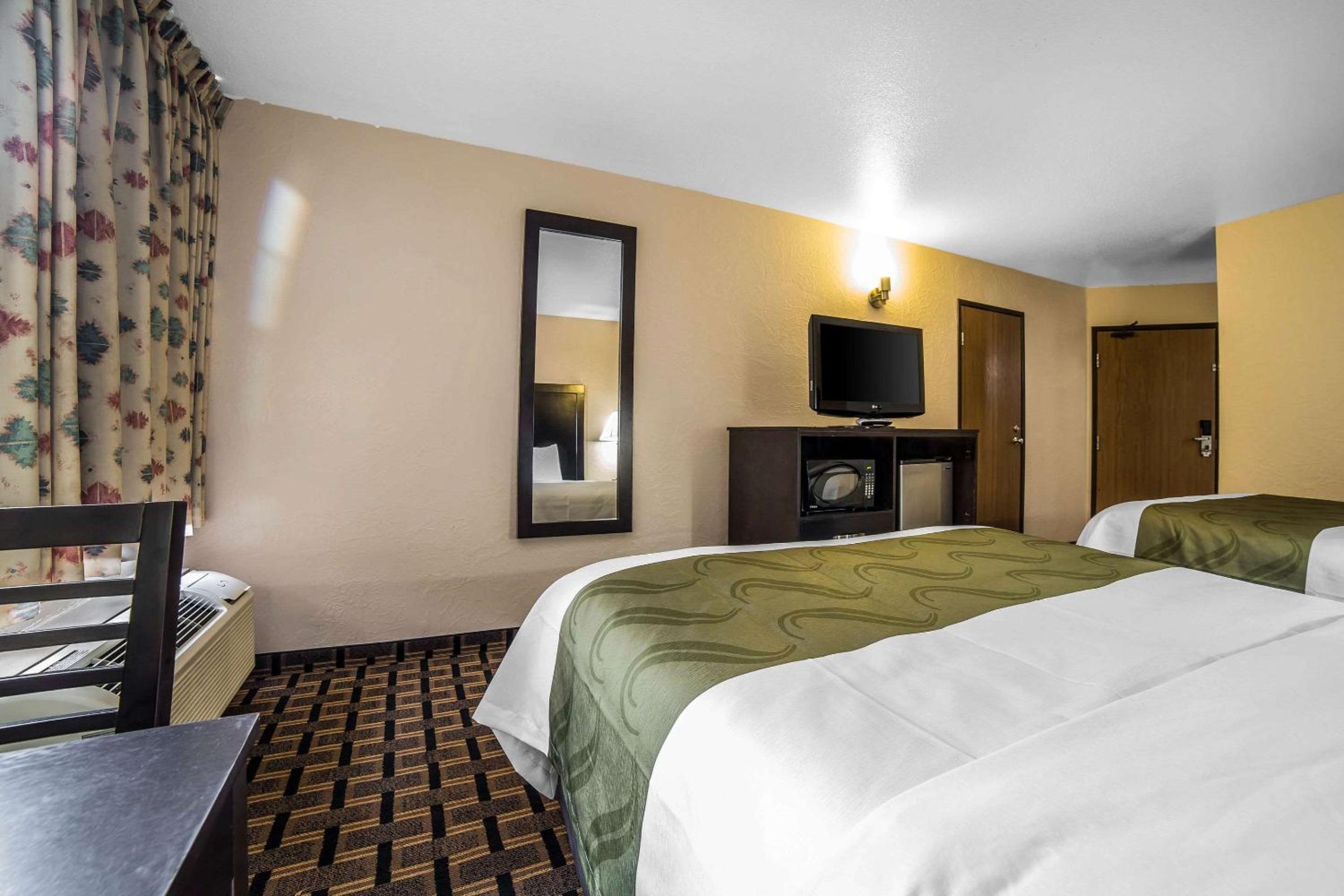 Queen Room with Two Queen Beds- Non-Smoking - Photo 4