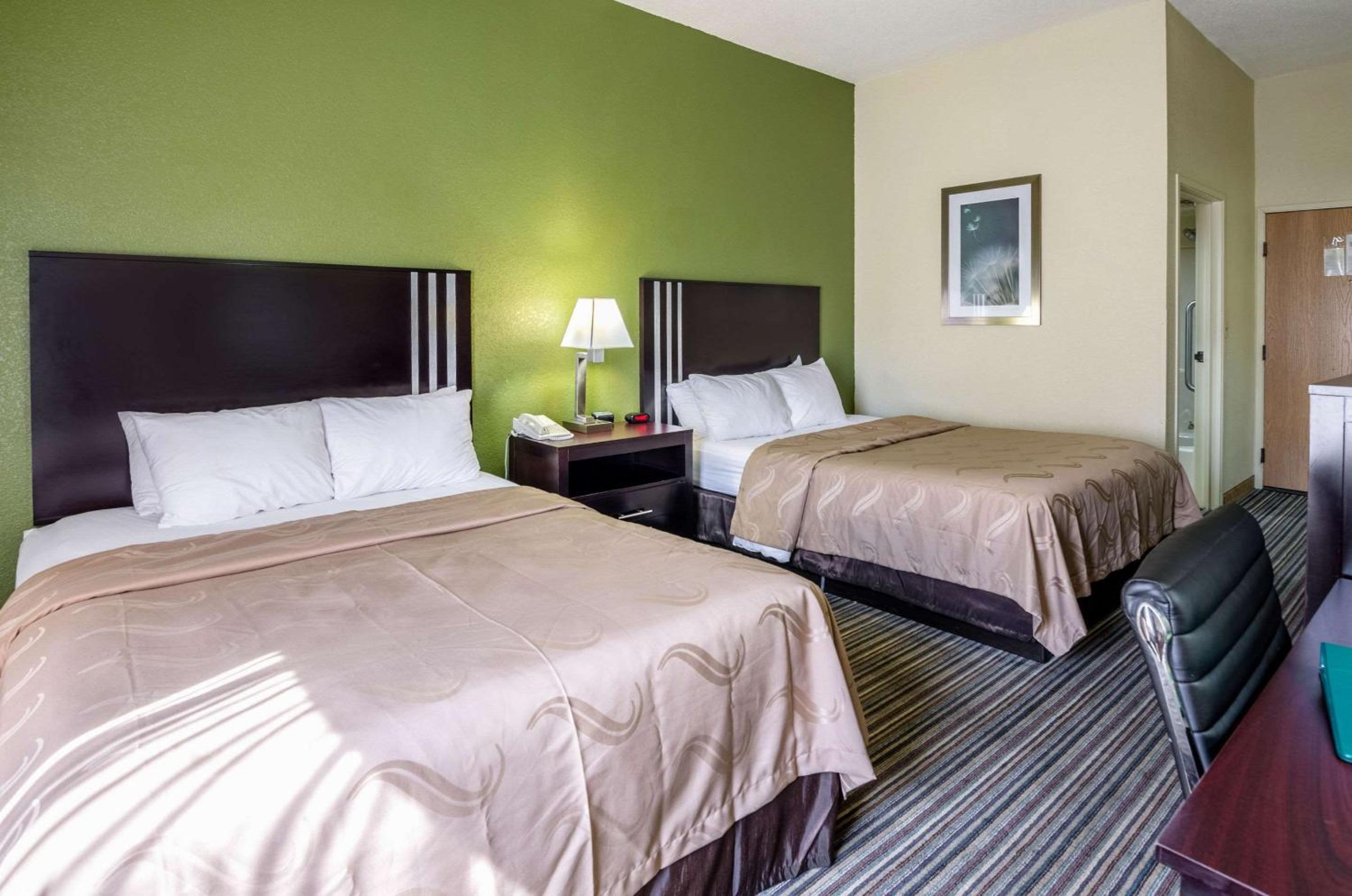 Queen Room With Two Queen Beds - Non-Smoking photo 2
