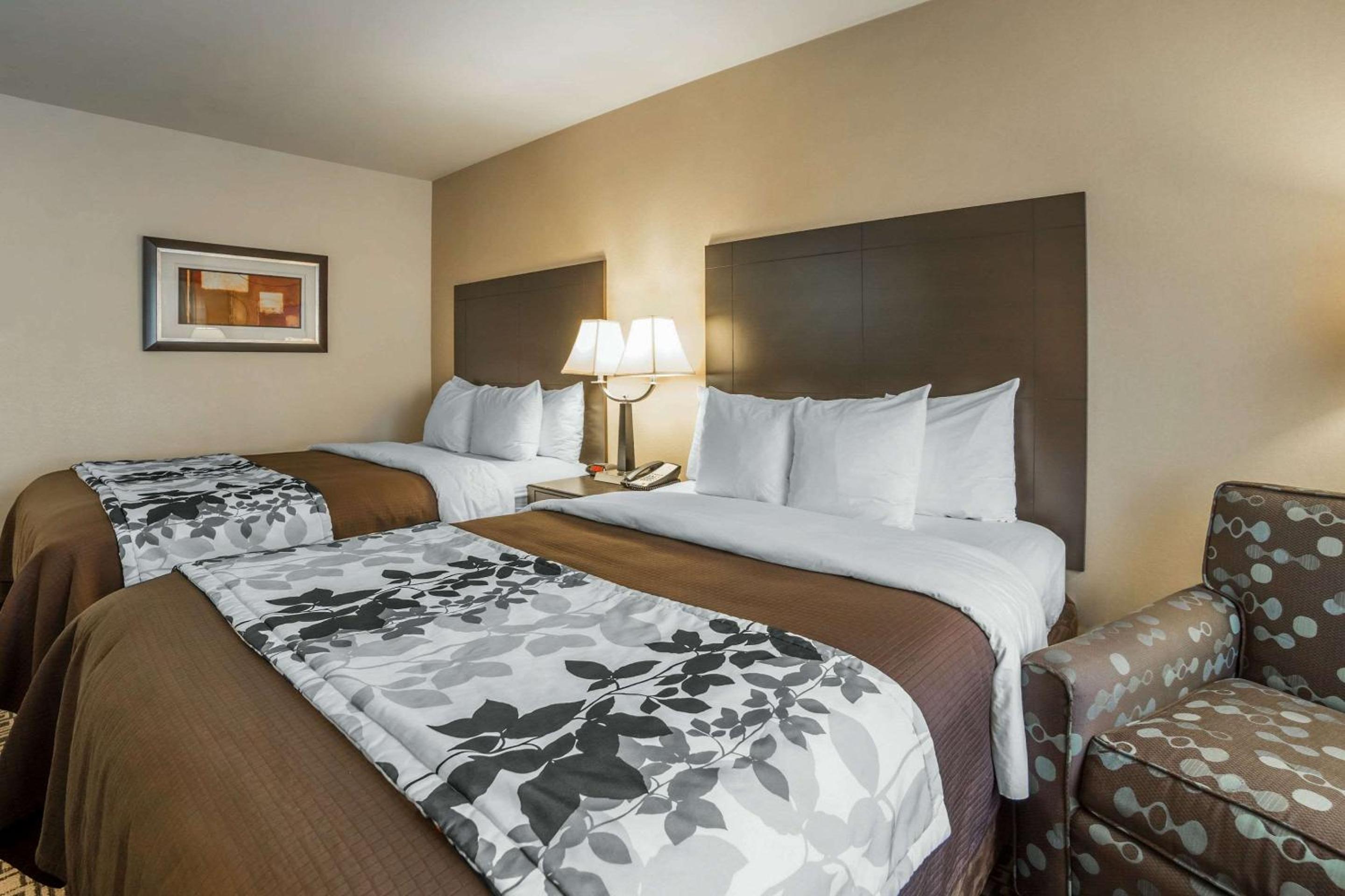 Standard Queen Room with Two Queen Beds - walk-in shower - nonsmoking - Photo 2