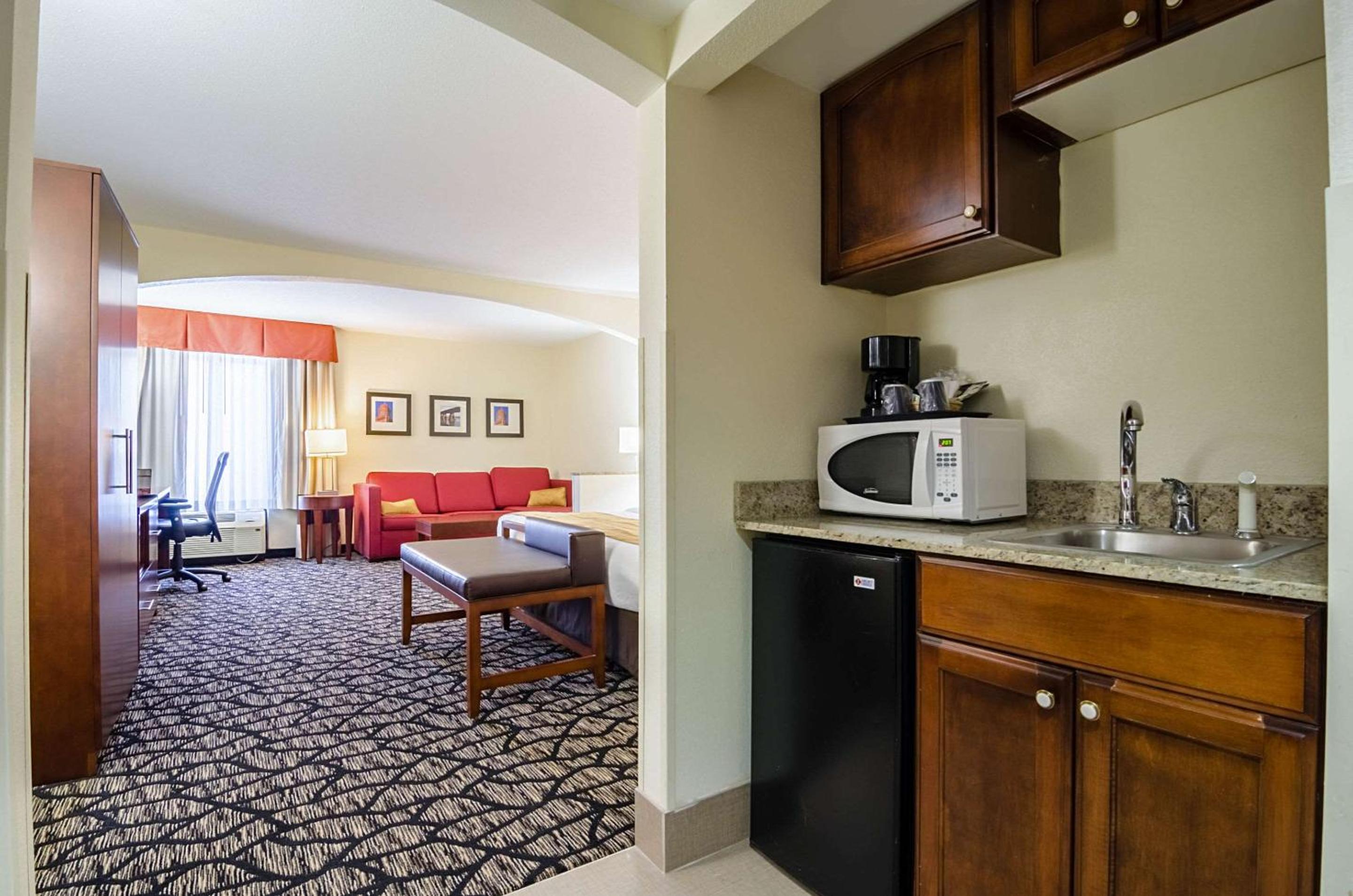 King Suite - Non-Smoking - Photo 4