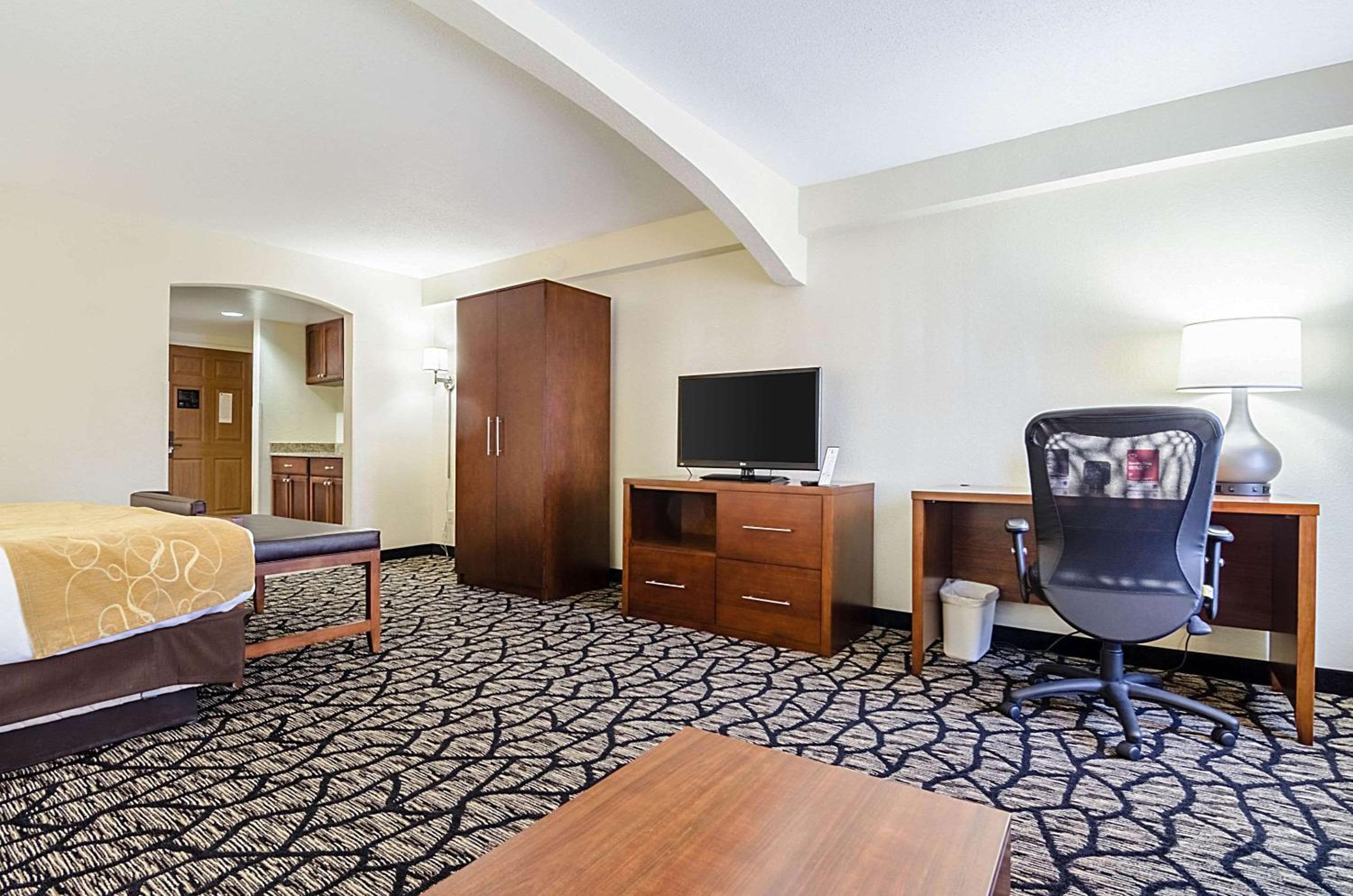 King Suite - Non-Smoking - Photo 3