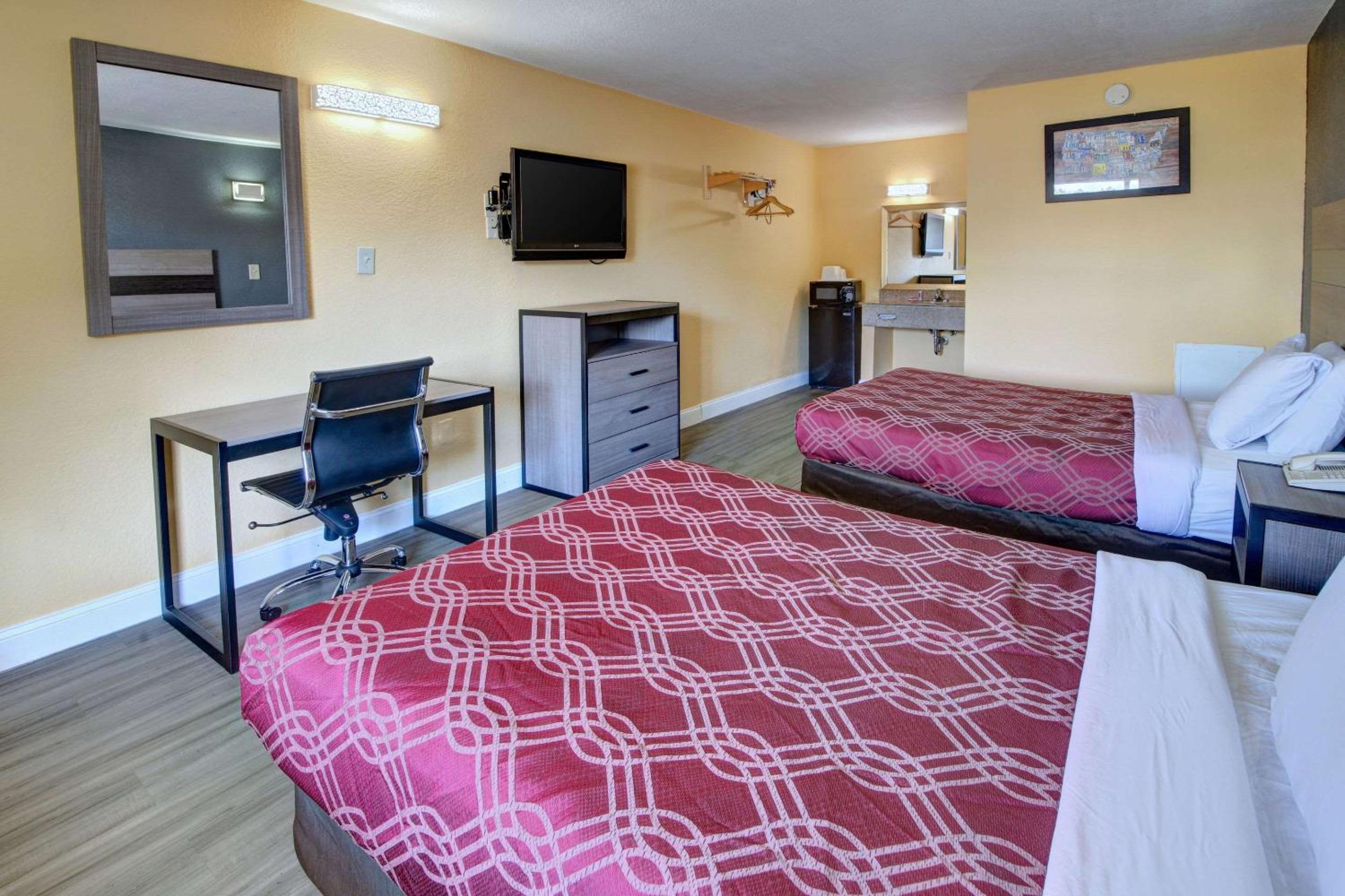 Double Room with Two Double Beds - Smoking - Photo 2