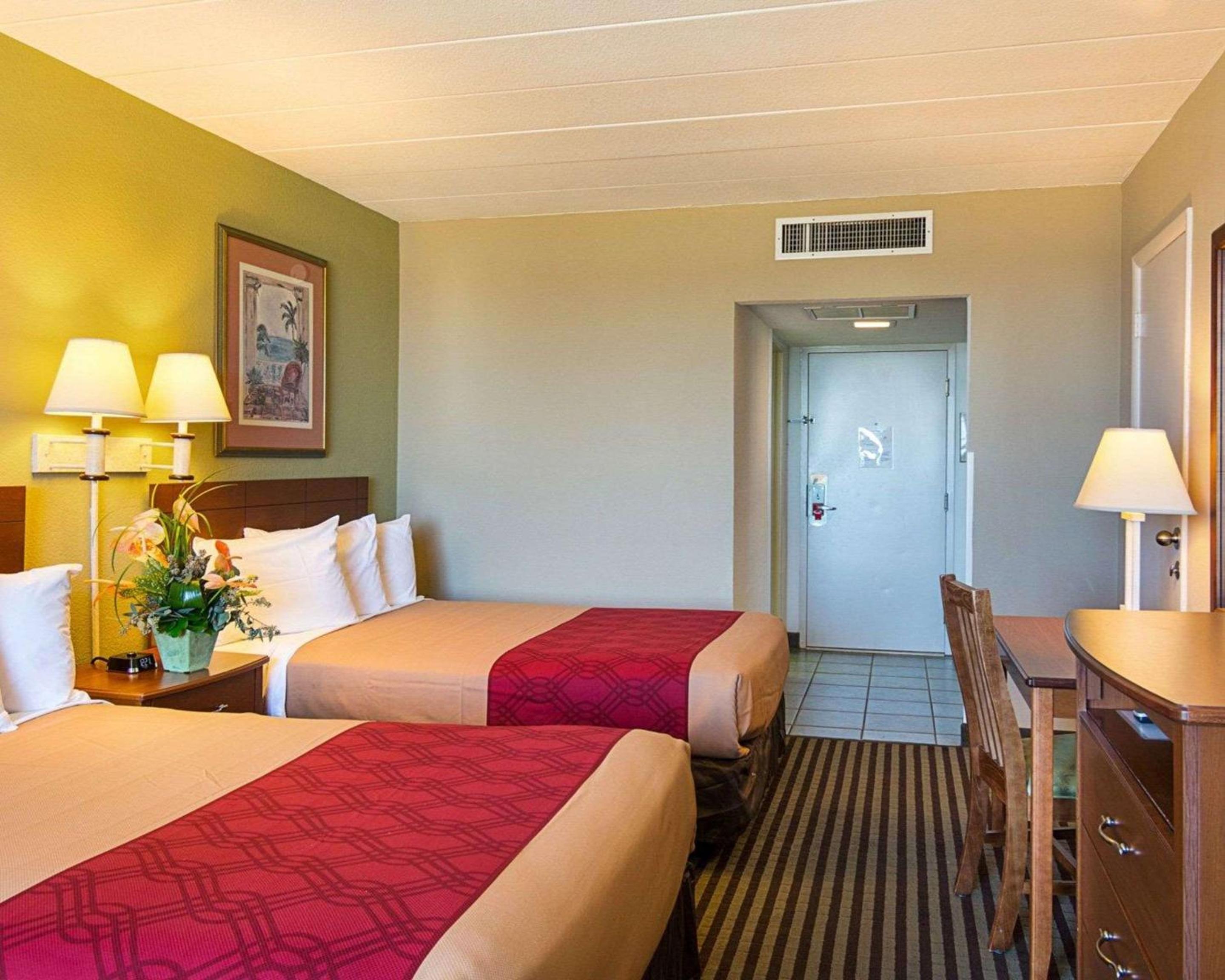 Two double beds - Ocean Front - Private Balcony  - Photo 1