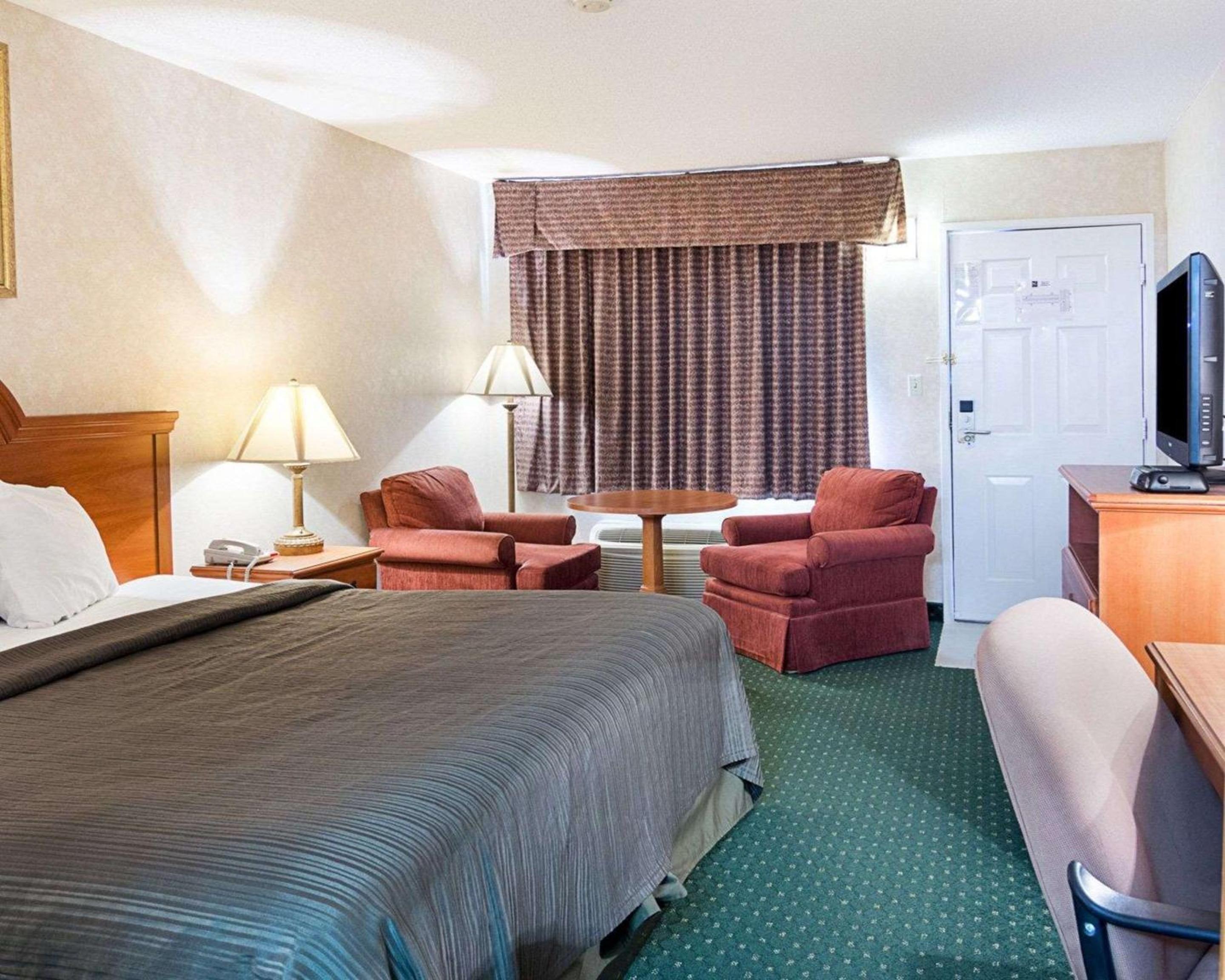 King Room - Non-Smoking - Photo 3