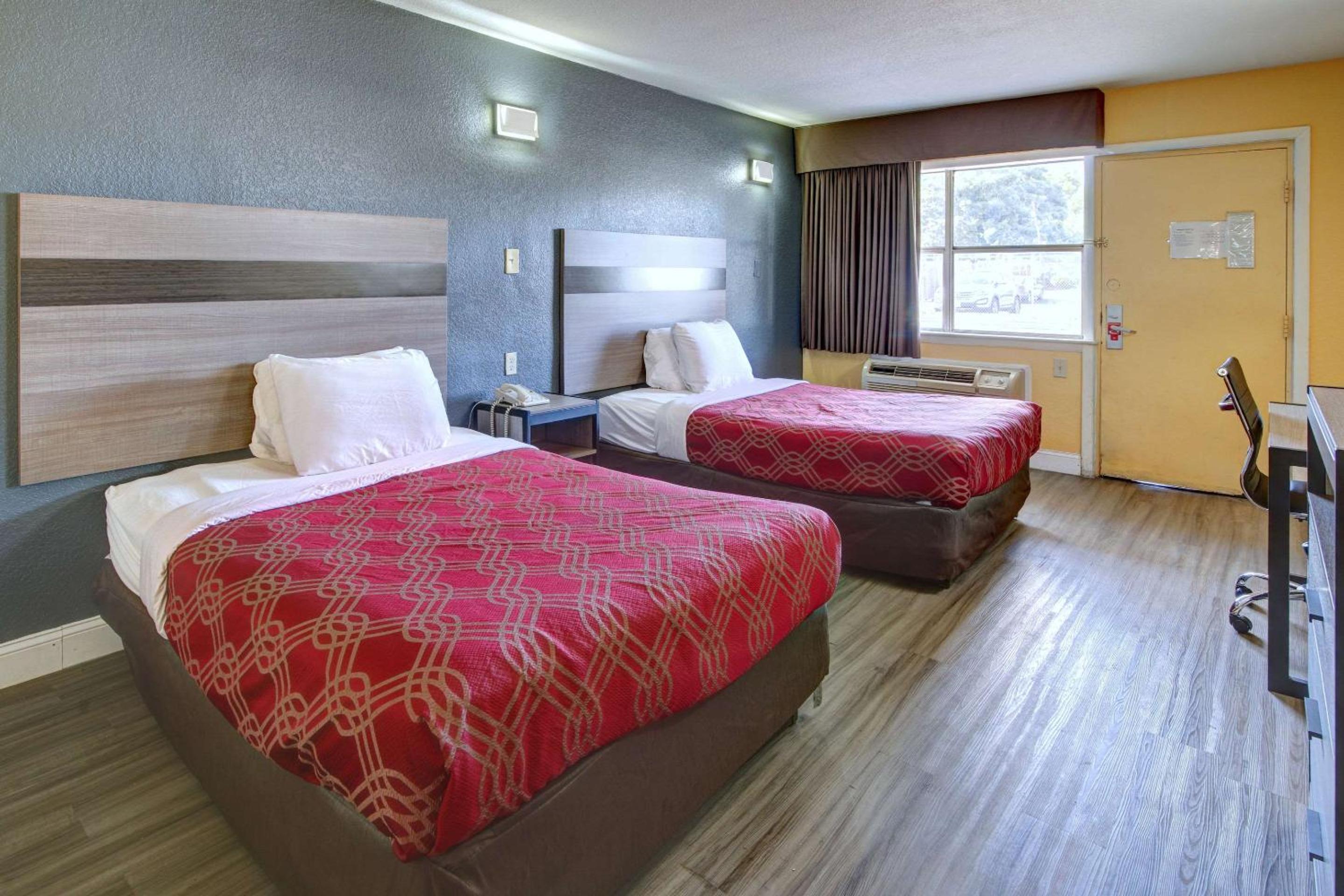 Double Room with Two Double Beds - Smoking - Photo 3