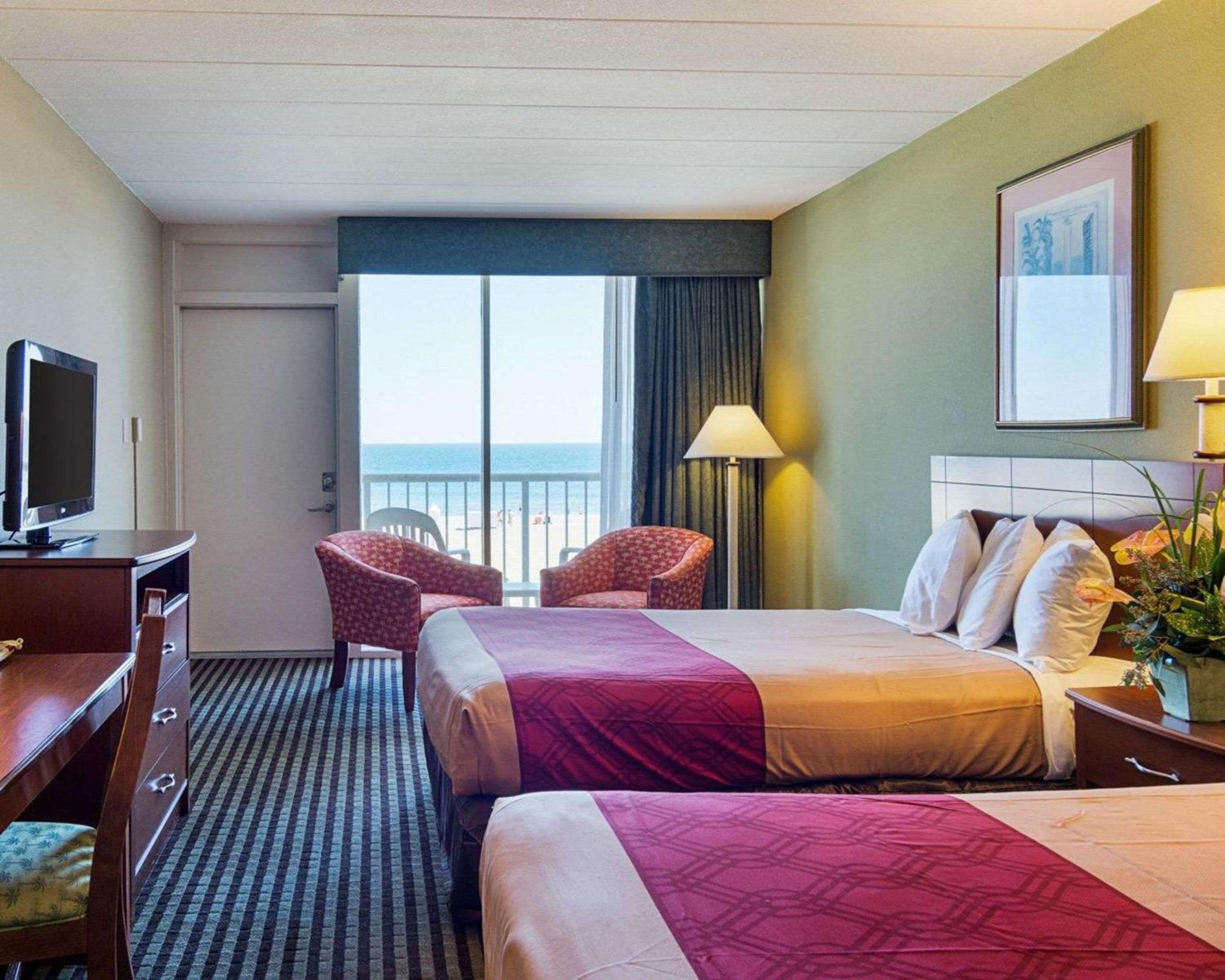 Two double beds - Ocean Front - Private Balcony  - Photo 9