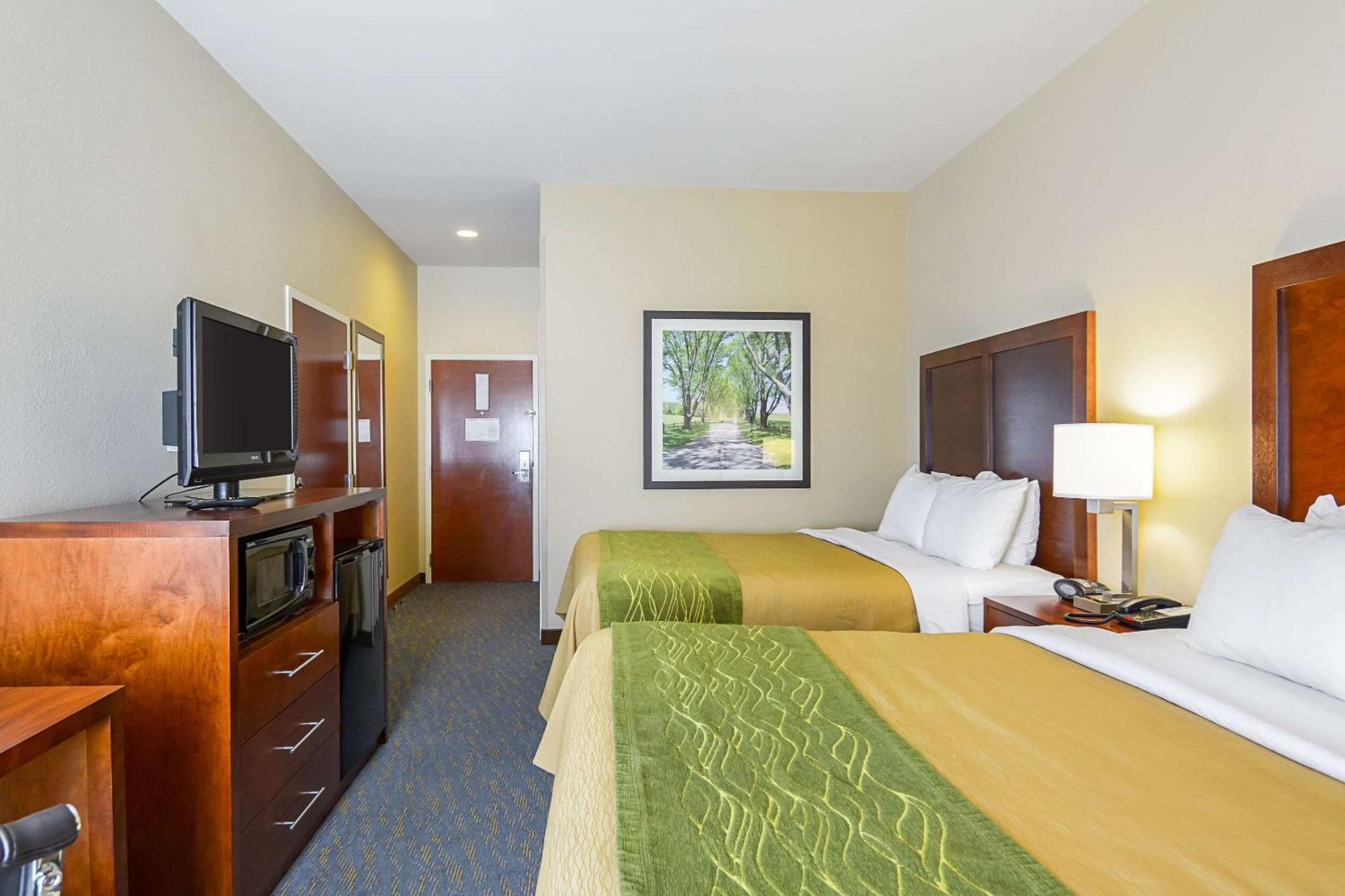 Queen Room with Two Queen Beds - Photo 3
