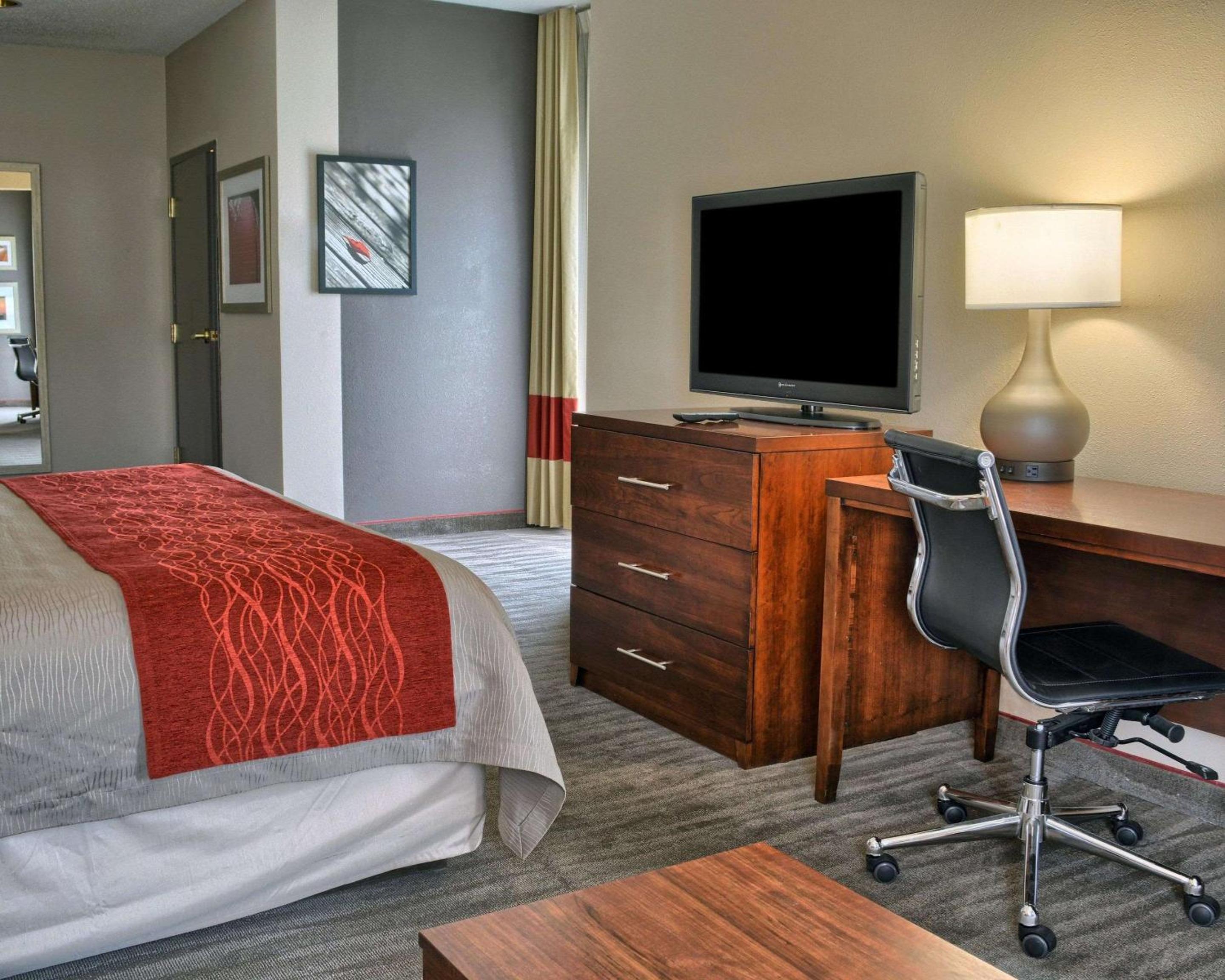 King Suite - Non-Smoking - Photo 2