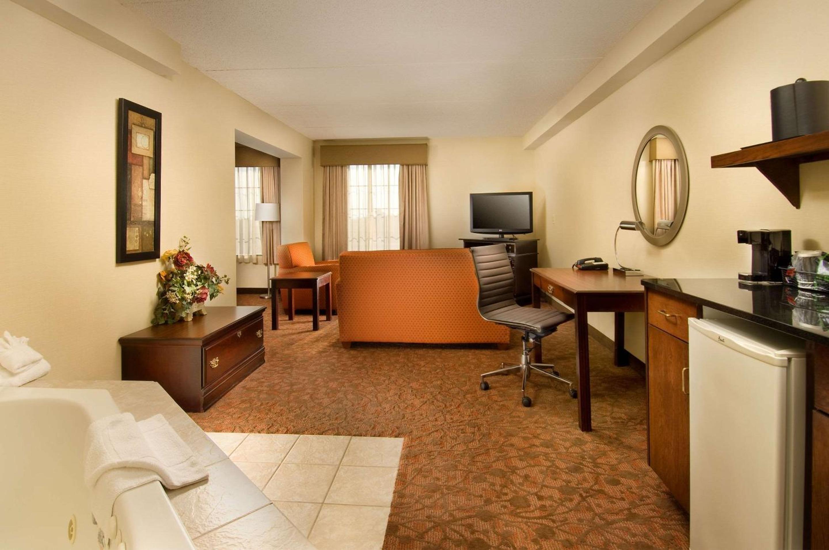 Business King Suite - Non-Smoking - Photo 1