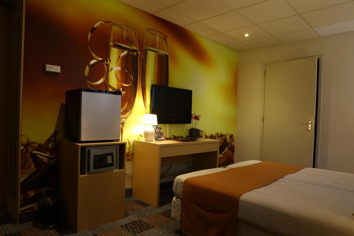 Triple Room with Private Bathroom photo 3