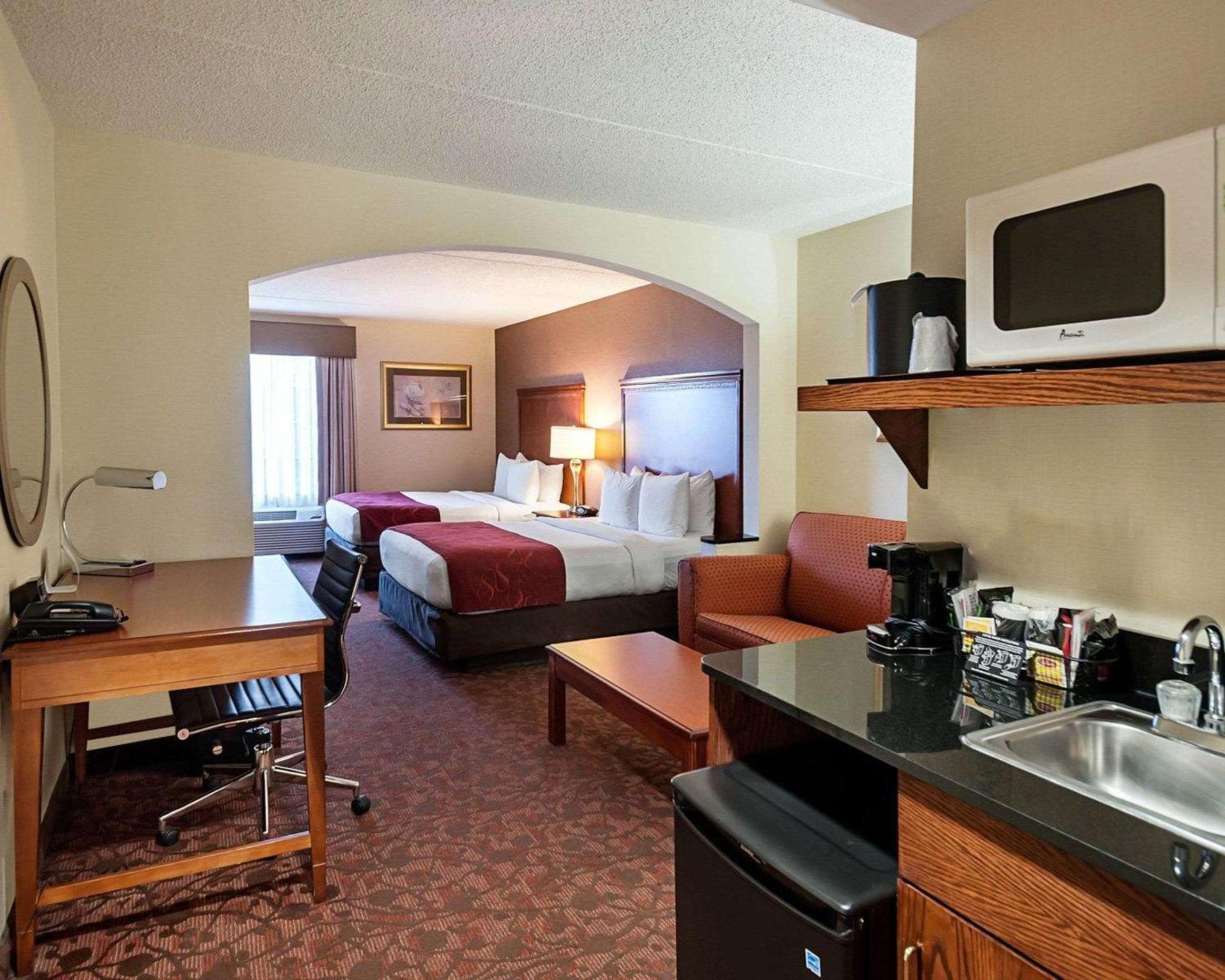 Queen Suite with Two Queen Beds - Non-Smoking - Photo 4
