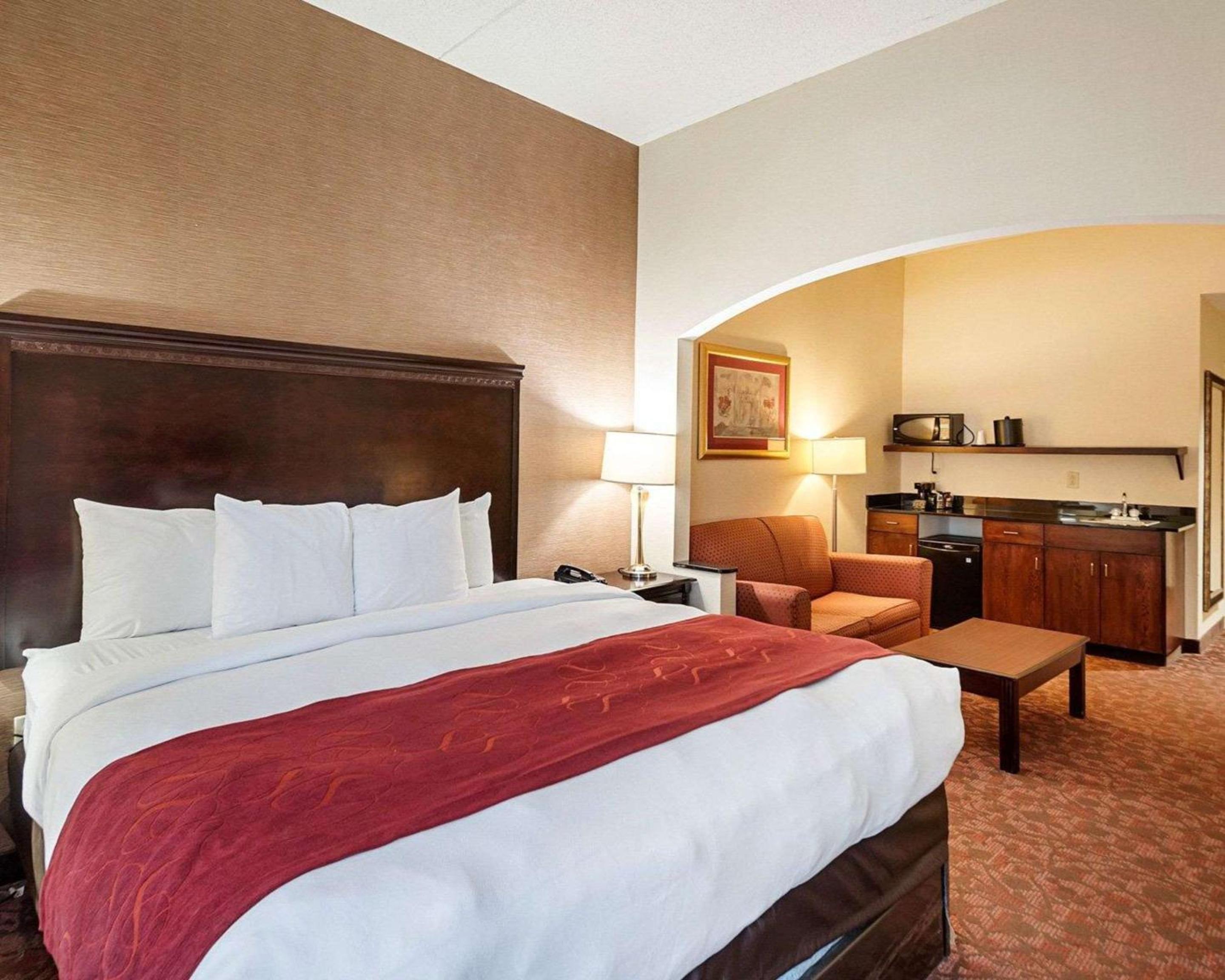 King Suite - Non-Smoking - Photo 3