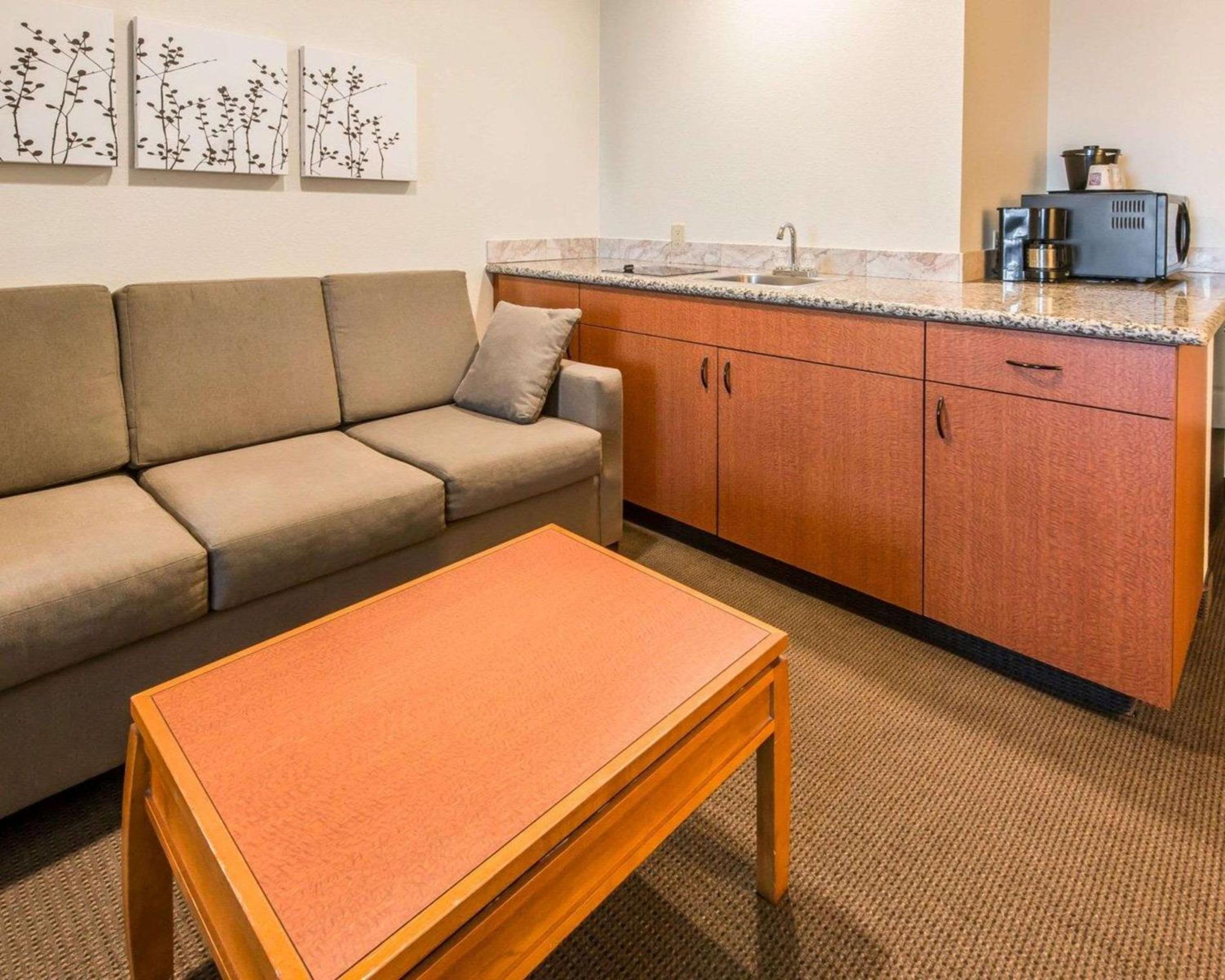 King Suite with Sofa Bed - Non-Smoking - Photo 2