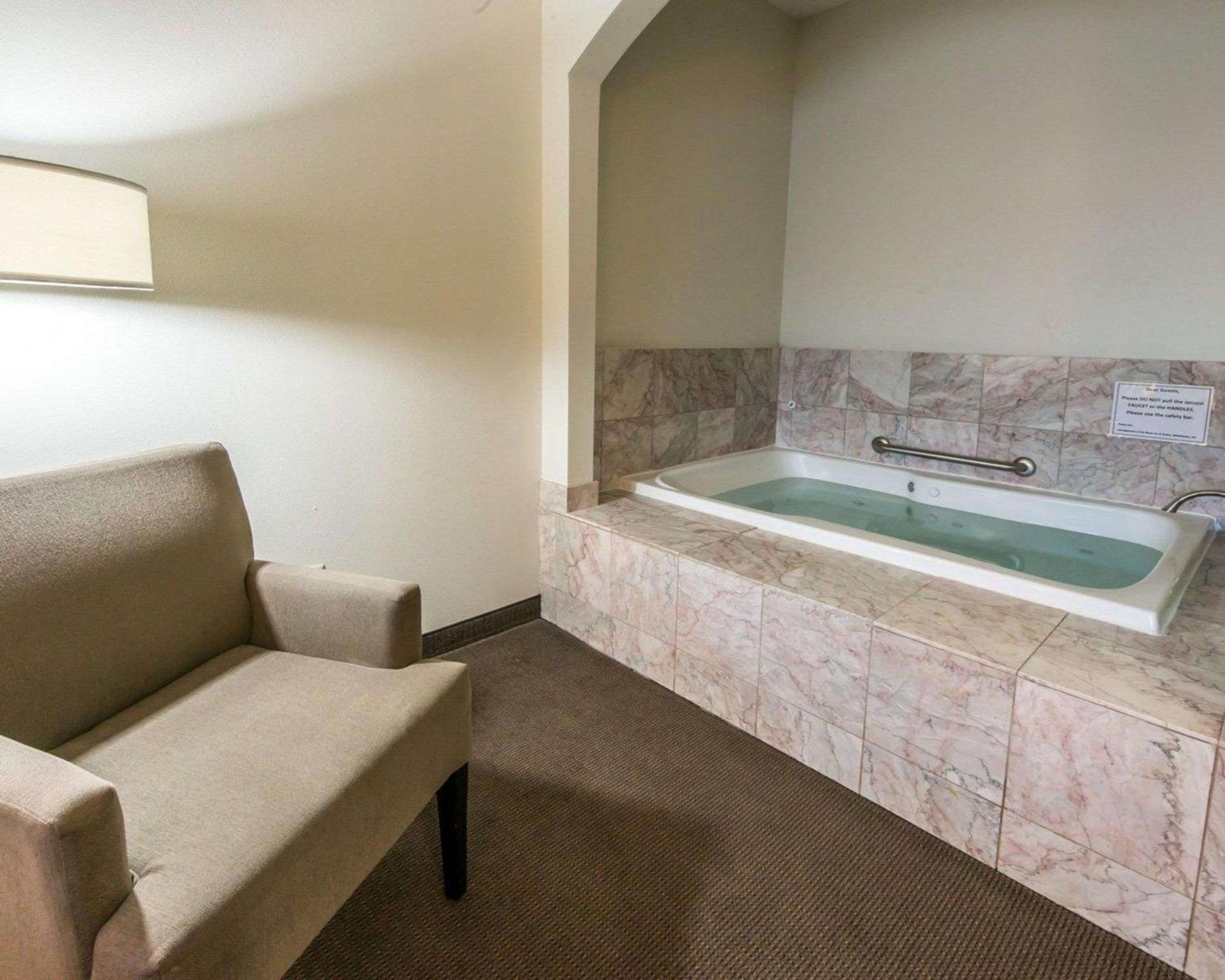 King Suite With Hot Tub - Non-Smoking photo 3