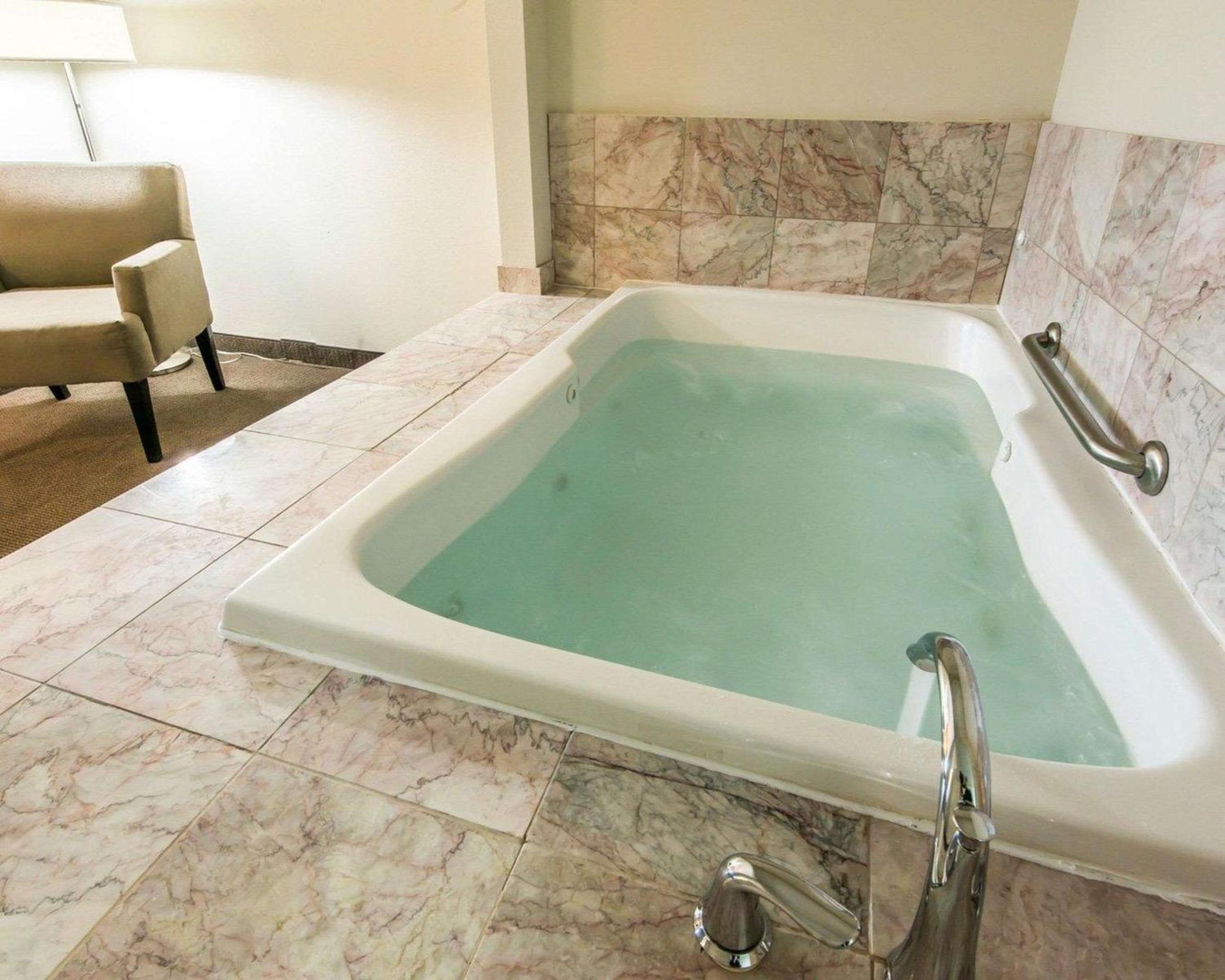 King Suite With Hot Tub - Non-Smoking photo 2
