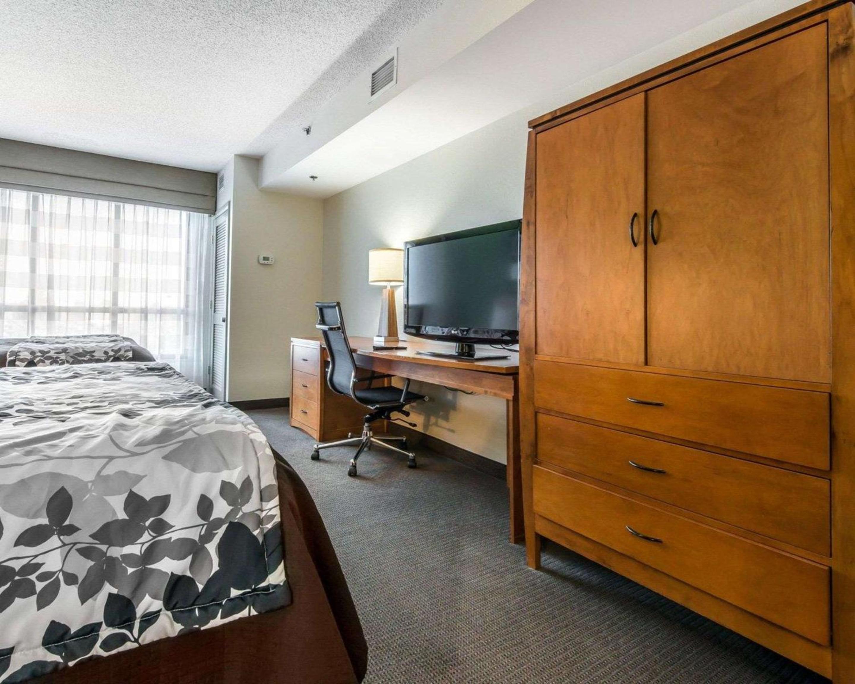 Standard Queen Room with Two Queen Beds- Non Smoking - Photo 3