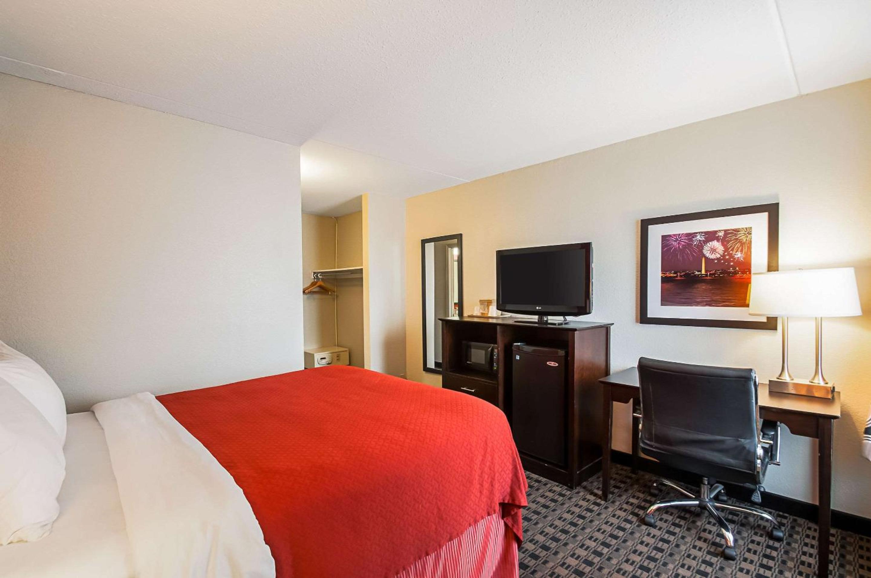 Queen Room - Non-Smoking/Pet Friendly - Photo 2