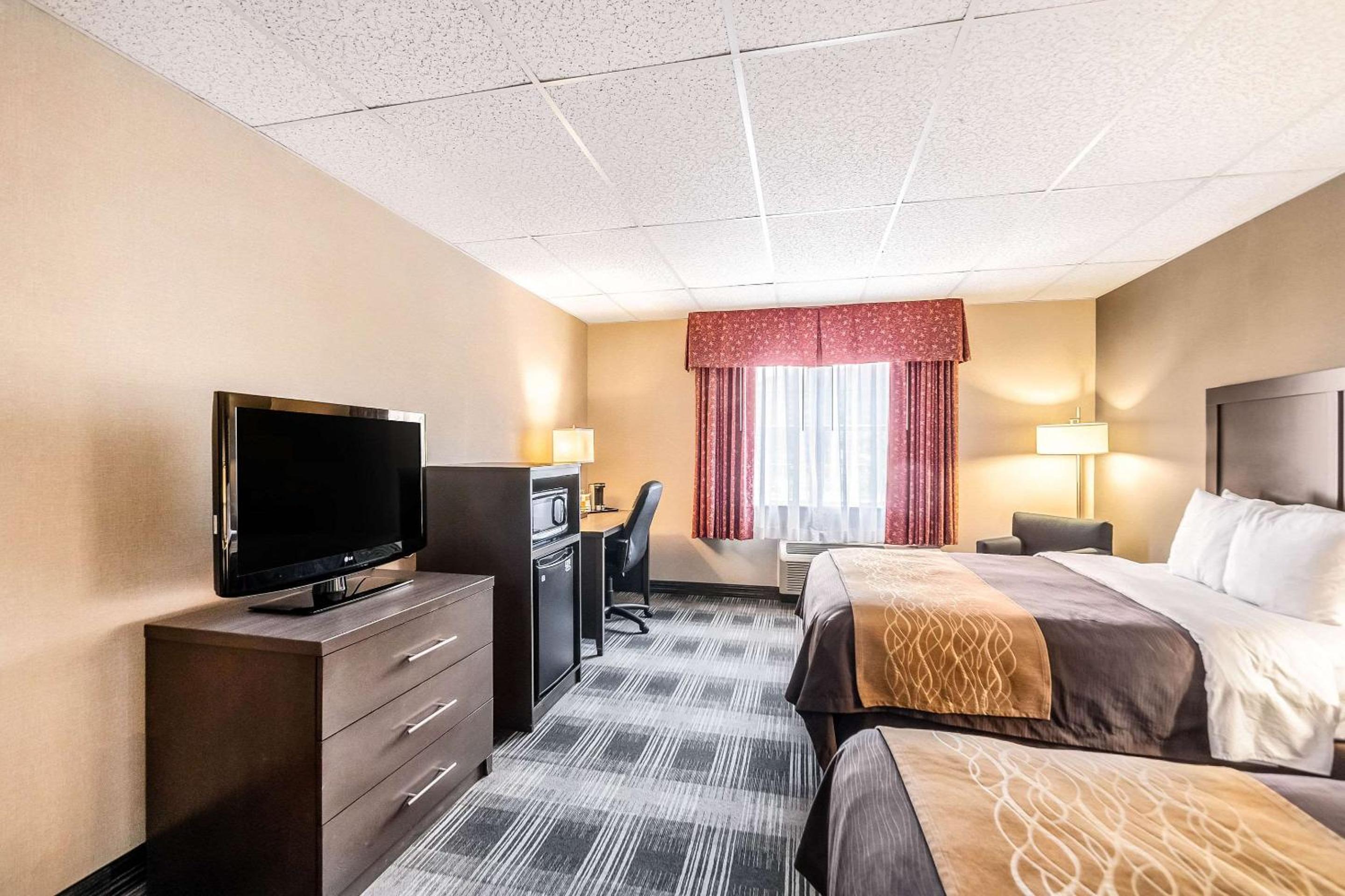 Standard Room with Two Queen Beds - Photo 2