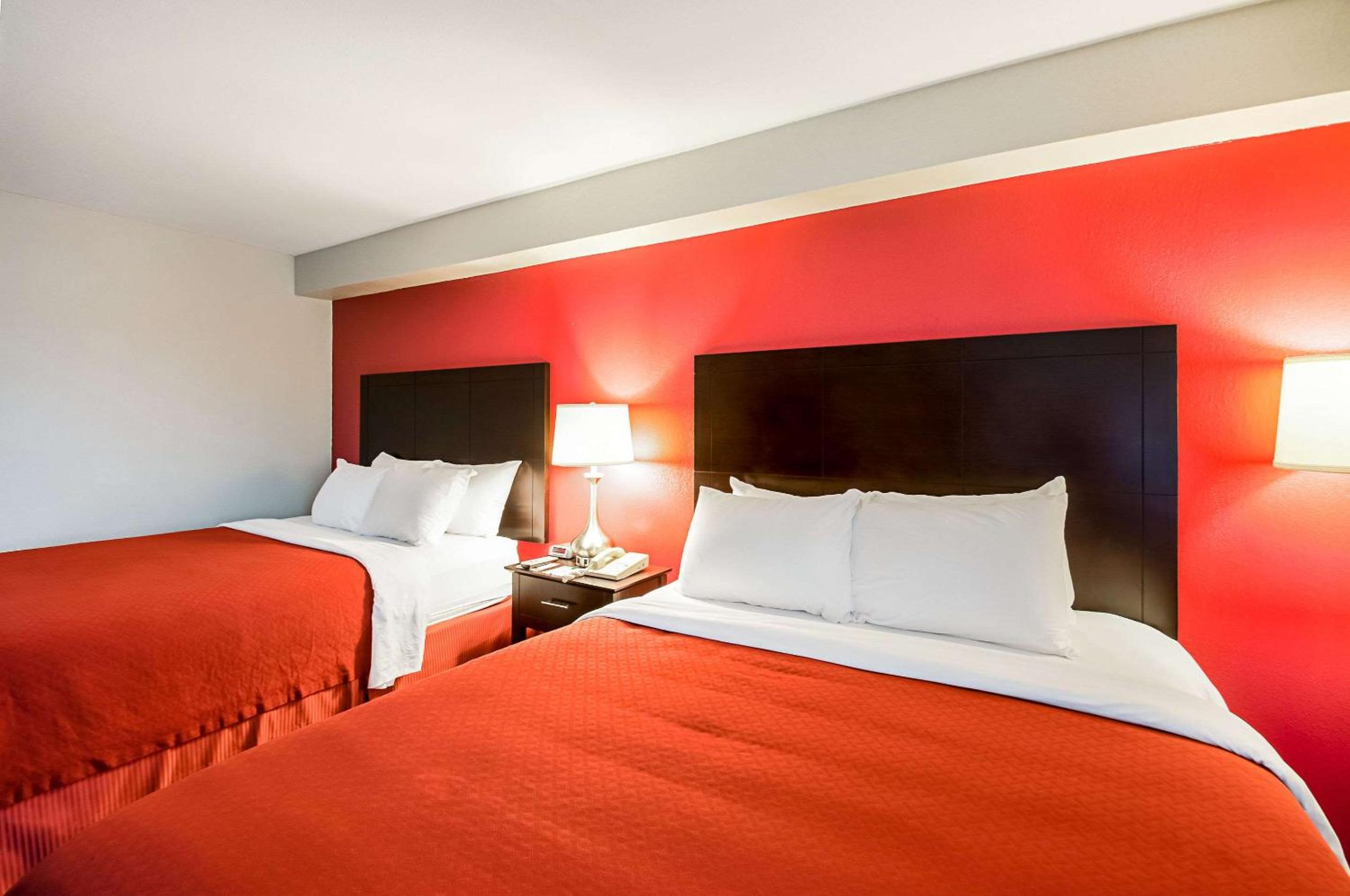 Deluxe Room with Two Queen Beds - Smoking - Photo 4