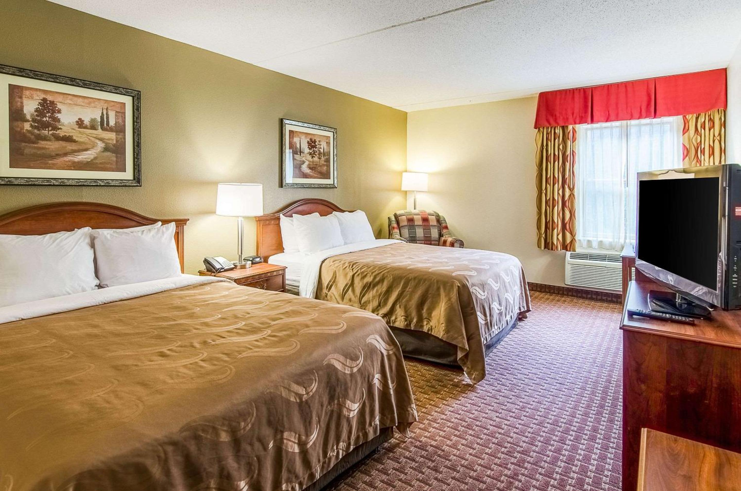 Queen Room With Two Queen Beds - Non-Smoking photo 3