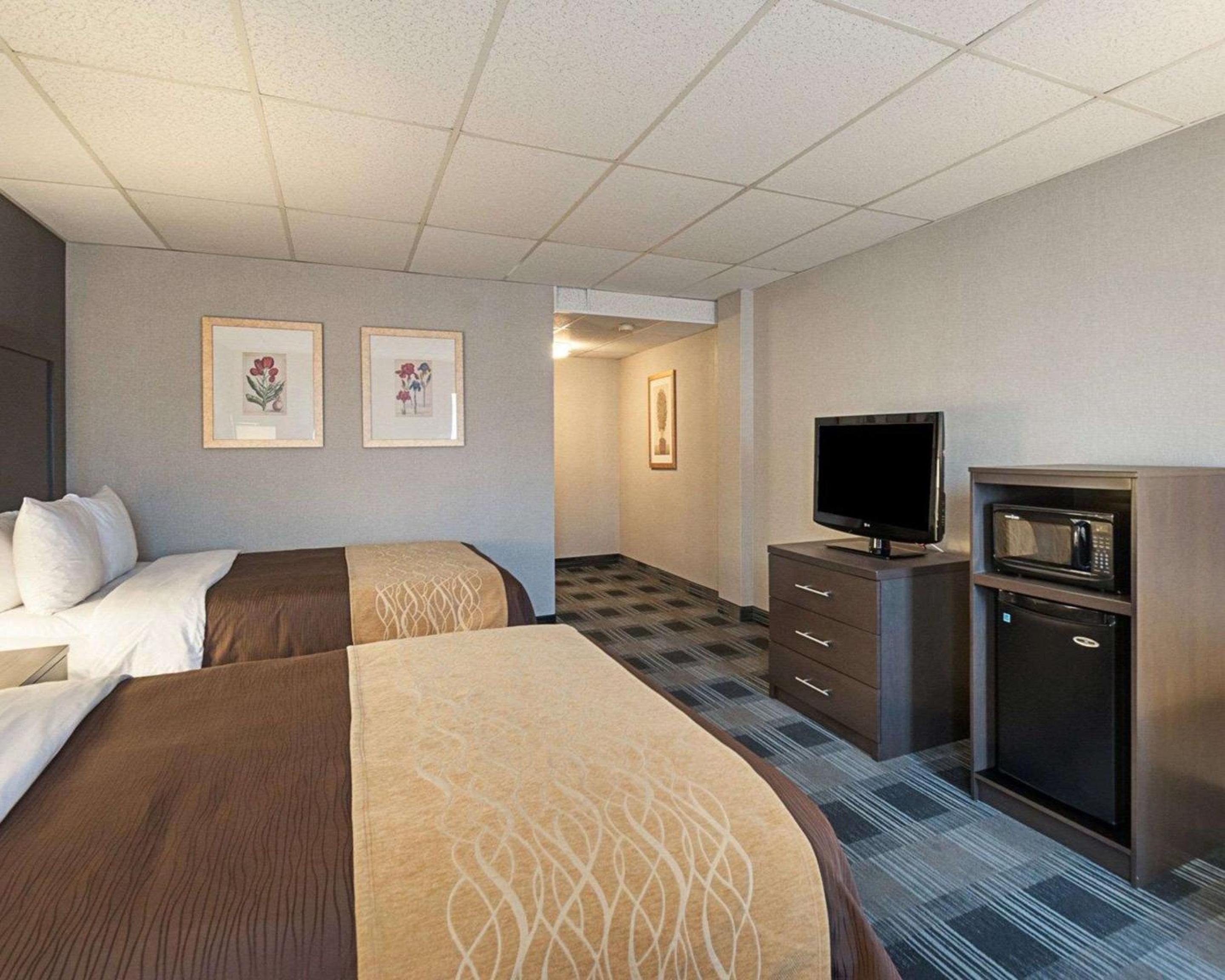 Standard Room with Two Queen Beds - Photo 6