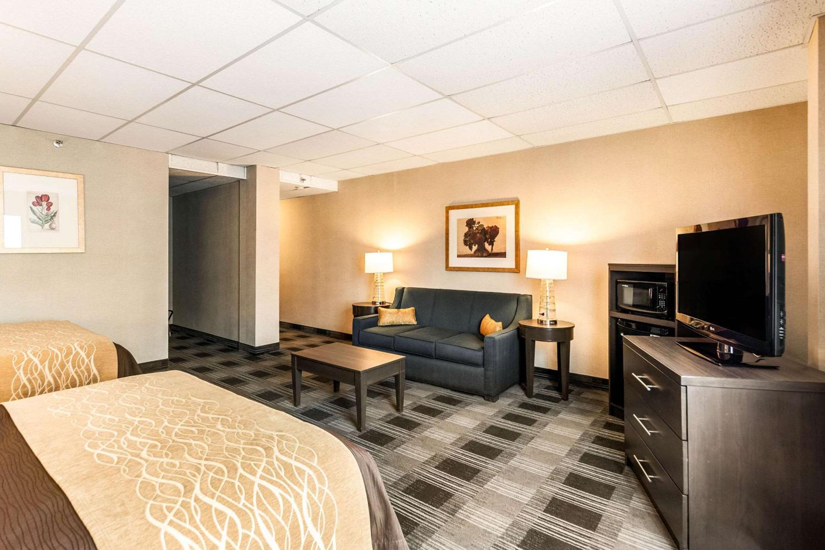 Suite with Two Queen Beds and Sofa Bed  - Photo 4
