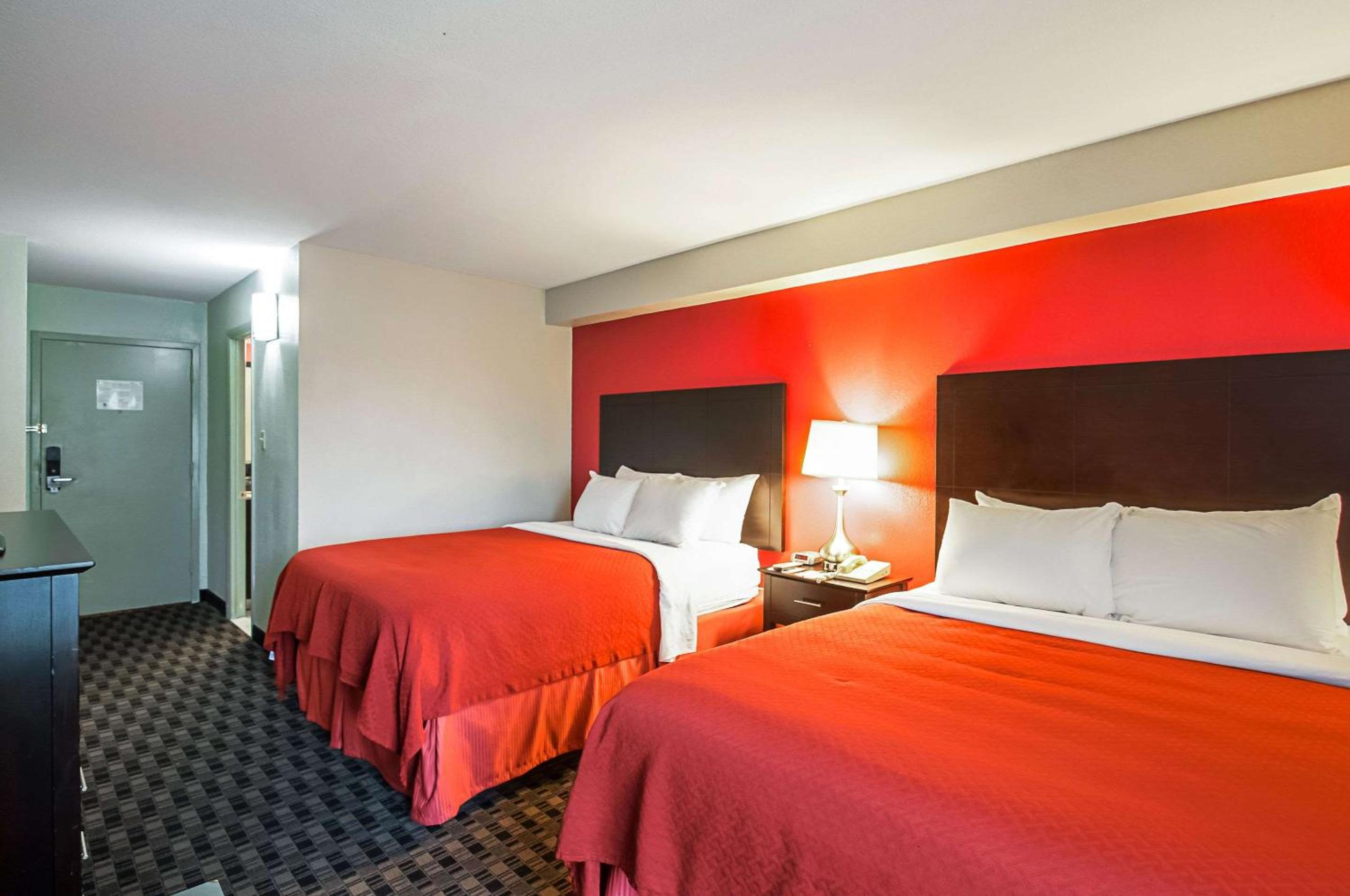 Queen Room with Two Queen Beds - Non-Smoking/Pet Friendly - Photo 2