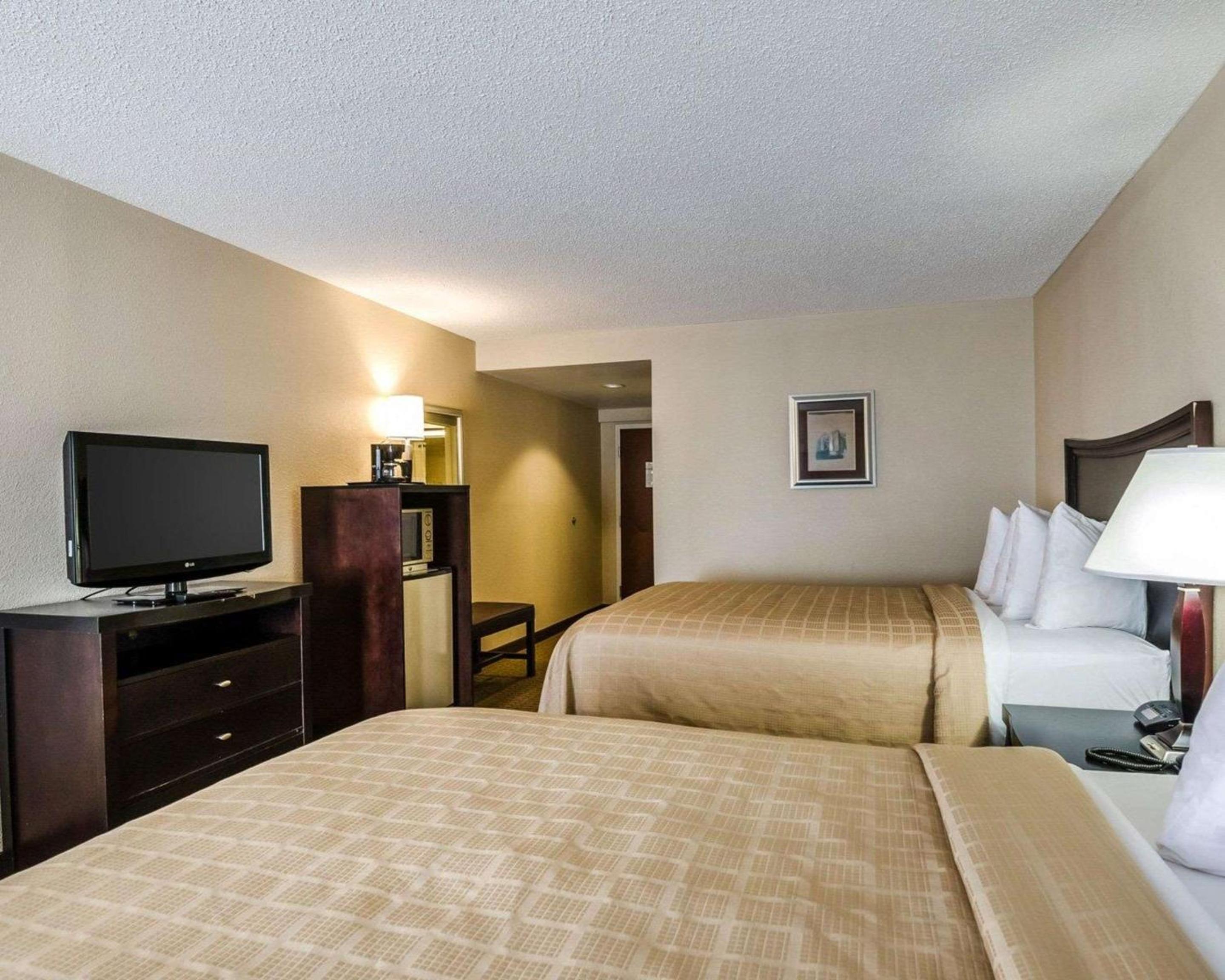 Queen Room with 2 Queen Beds - Non-Smoking - Photo 1
