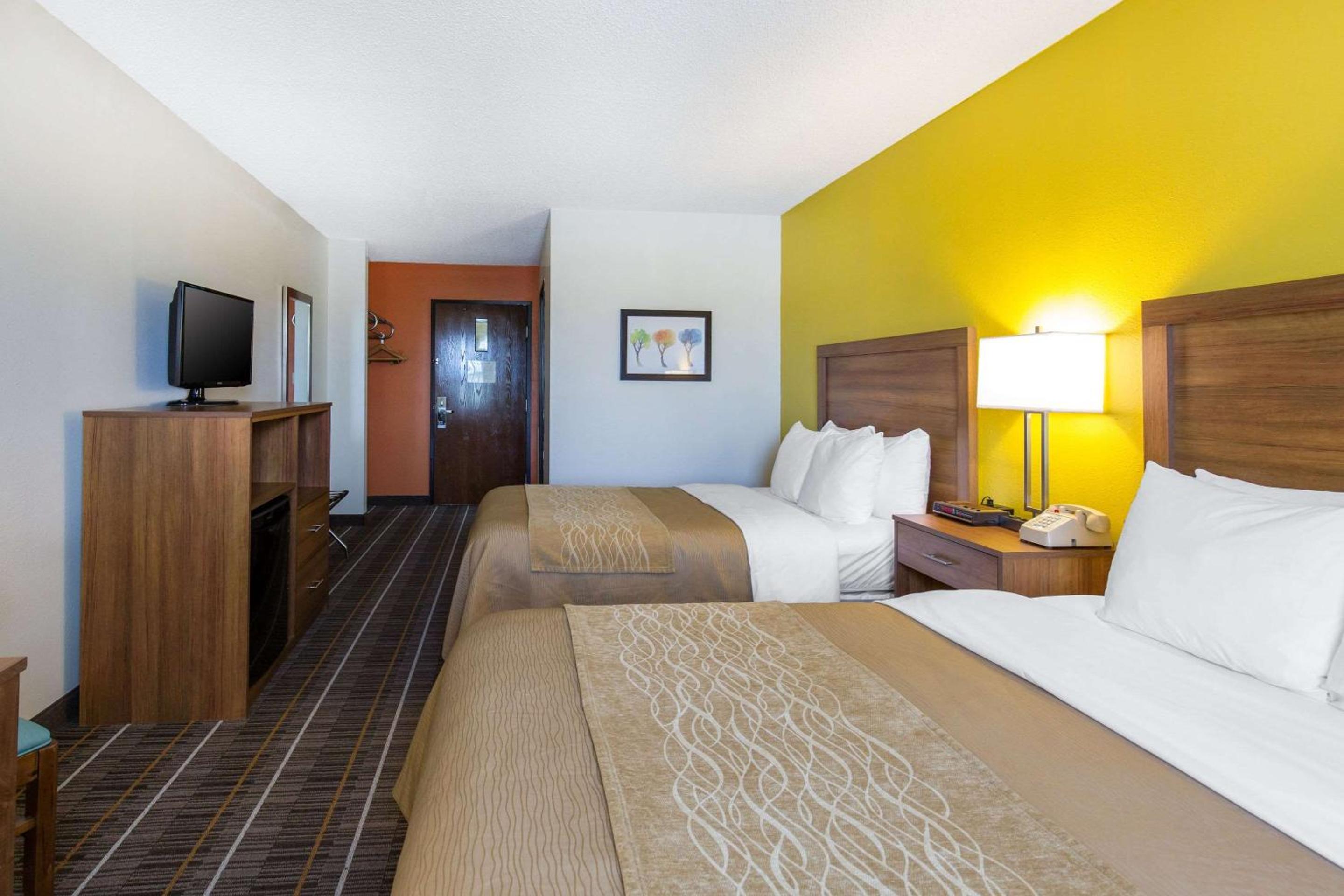 Queen Room with Two Queen Beds - Non-Smoking photo 3