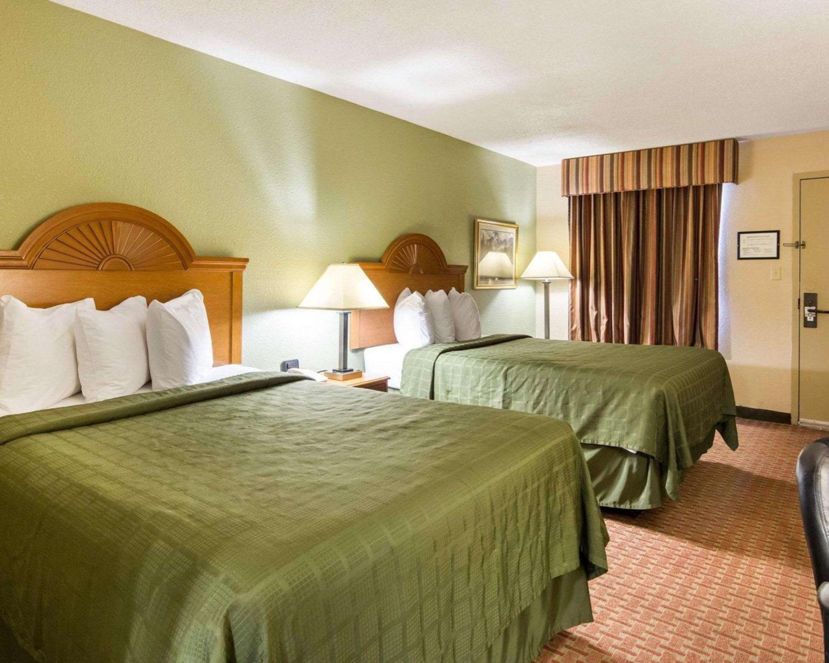Double Room with Two Double Beds - Smoking photo 2
