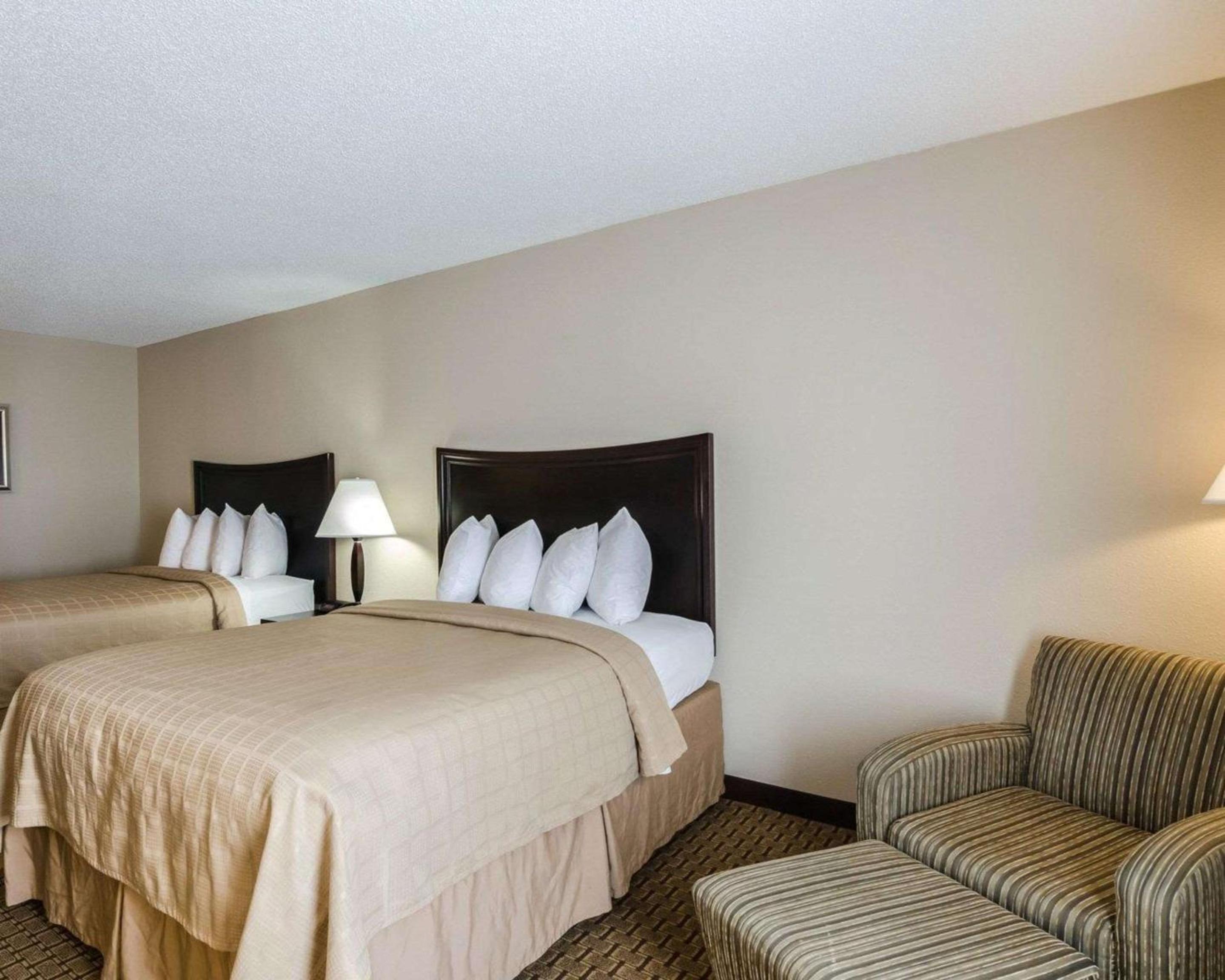 Queen Room with 2 Queen Beds - Non-Smoking - Photo 3