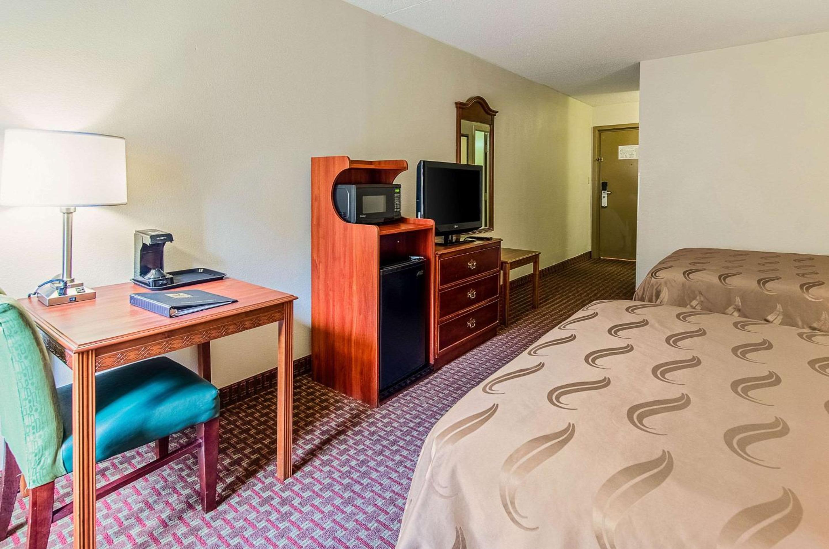 Queen Room With Two Queen Beds - Non-Smoking photo 2