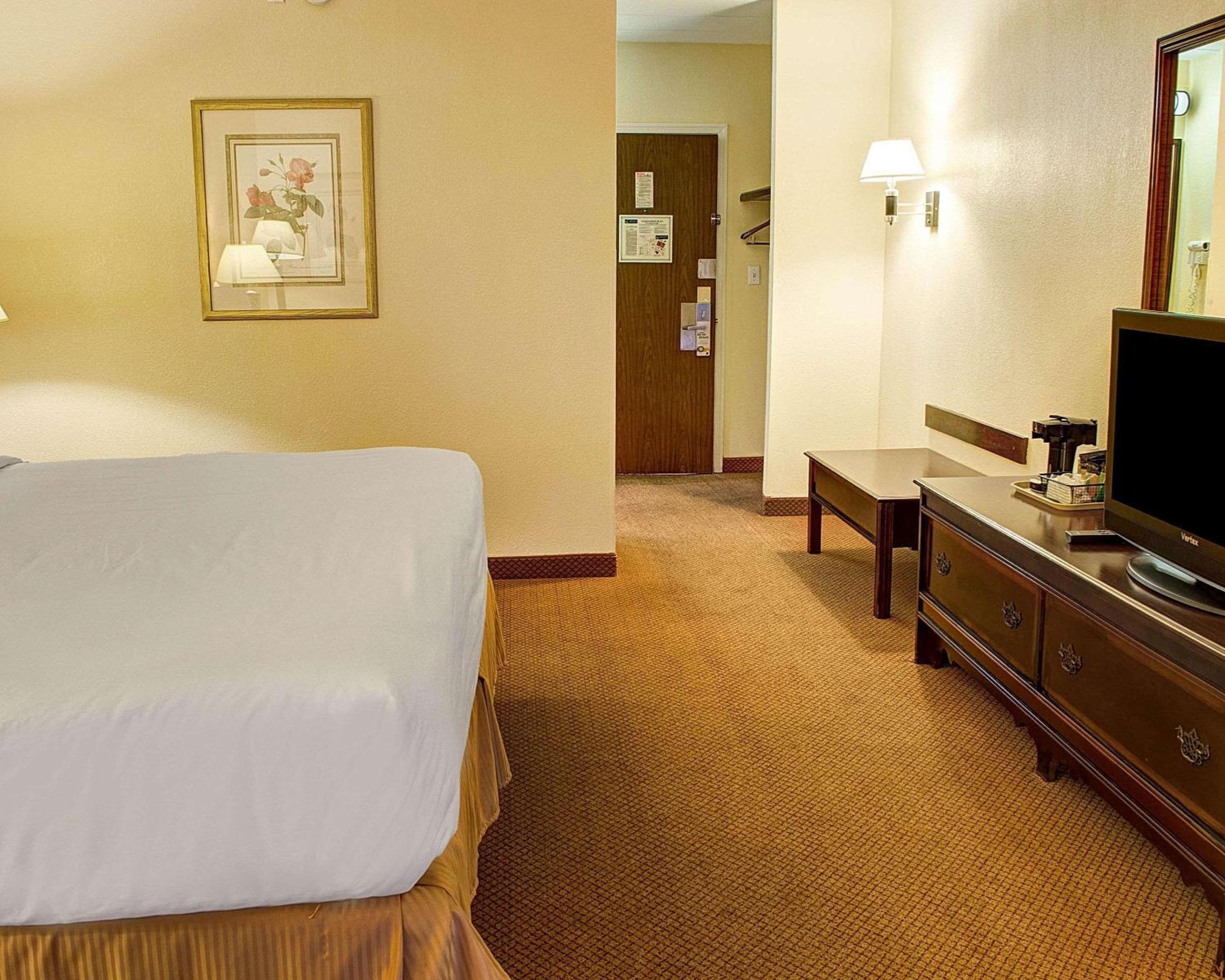 King Room - Non-Smoking - Photo 1