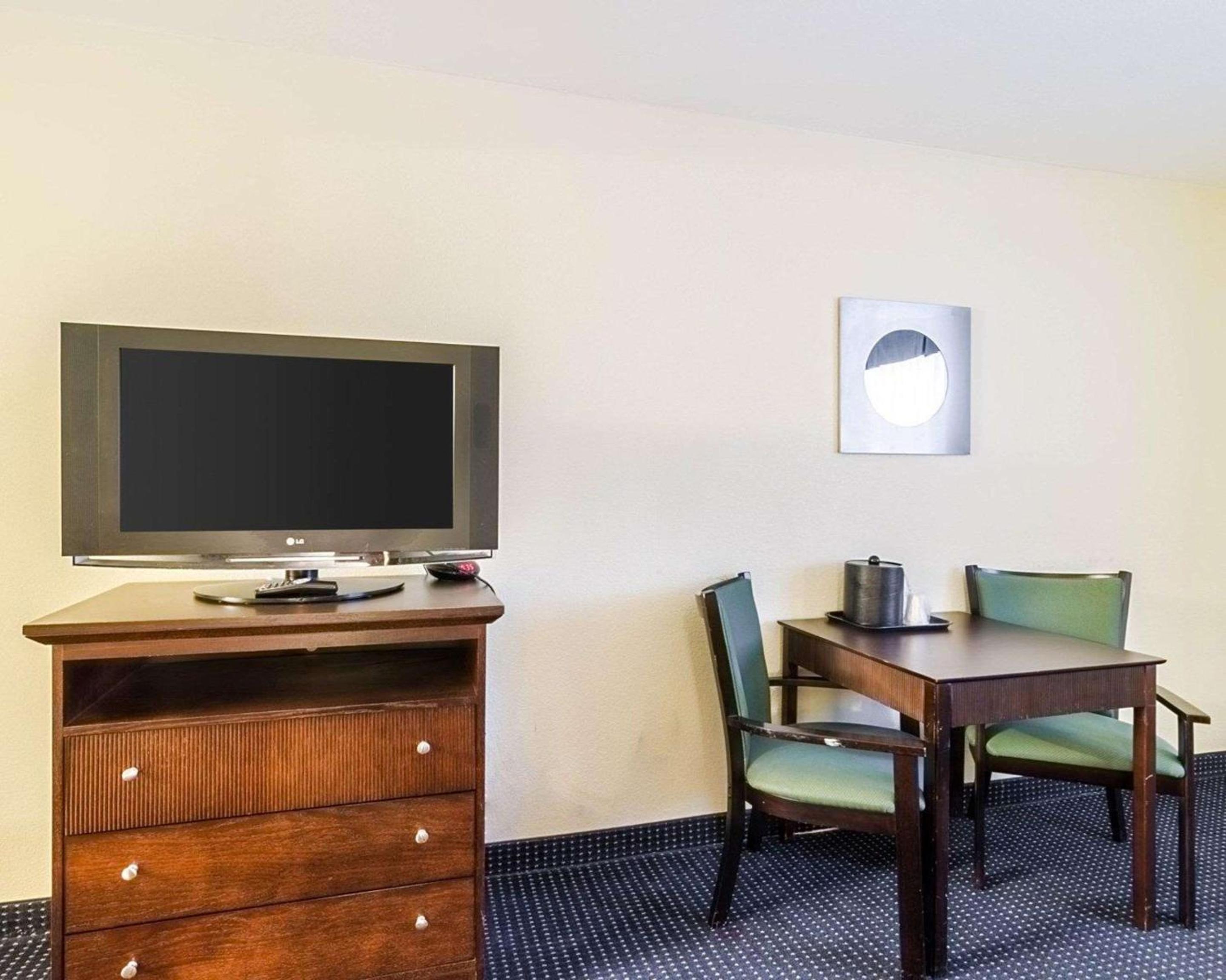 King Suite - Non-Smoking/Poolside - Photo 2
