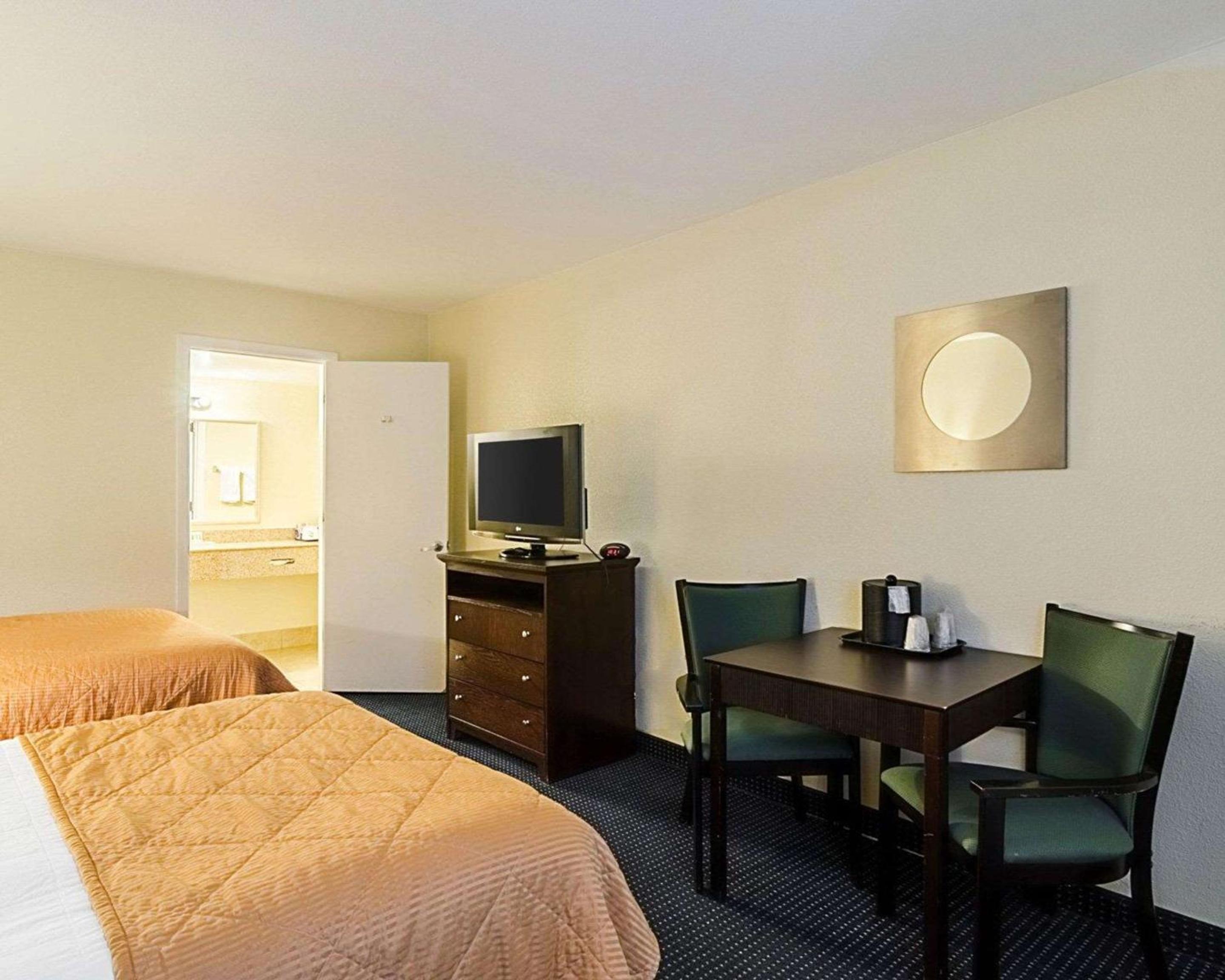 Double Room with Two Double Beds - Photo 2