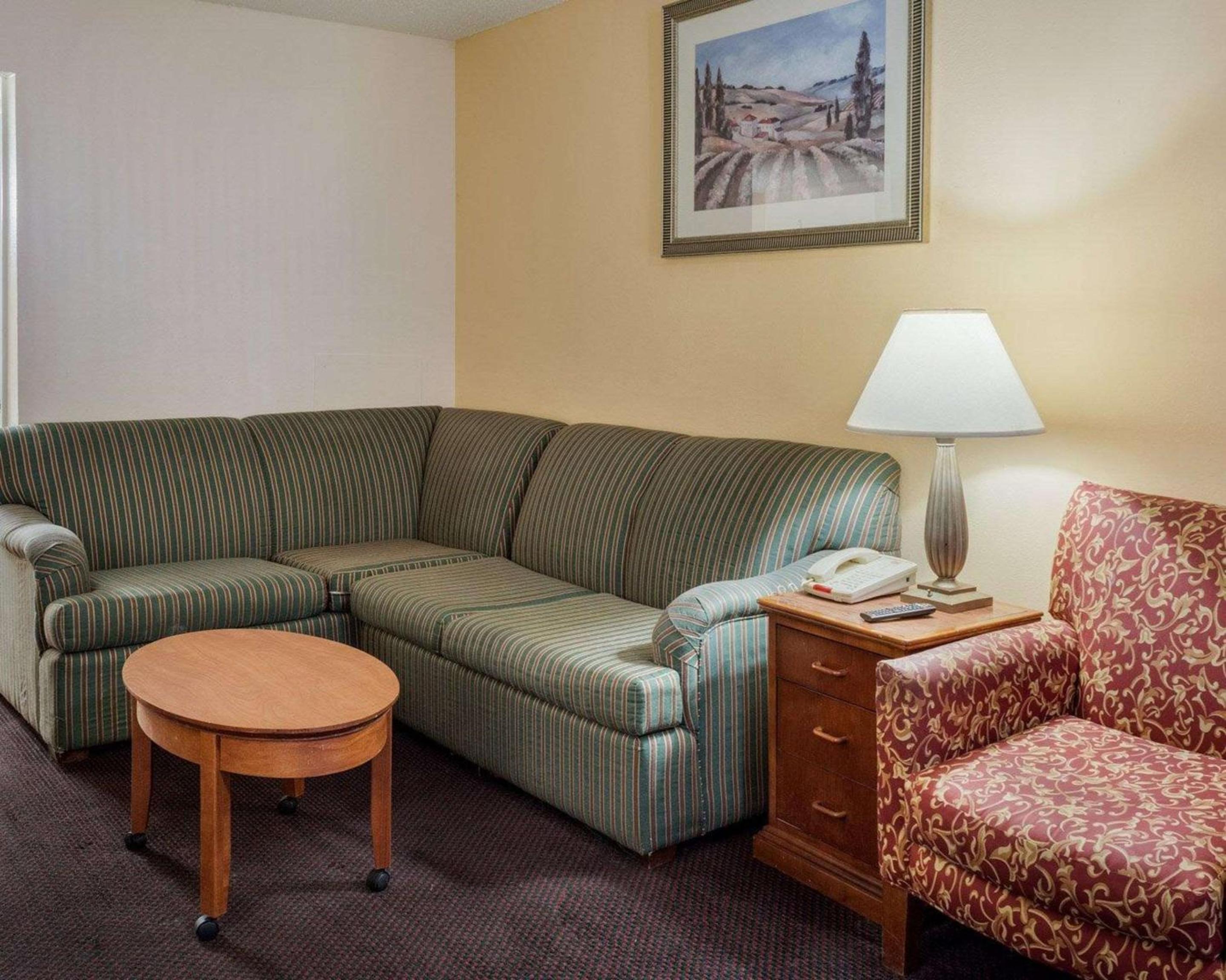 Queen Suite with Two Queen Beds and Sofabed - Non Smoking - Photo 4