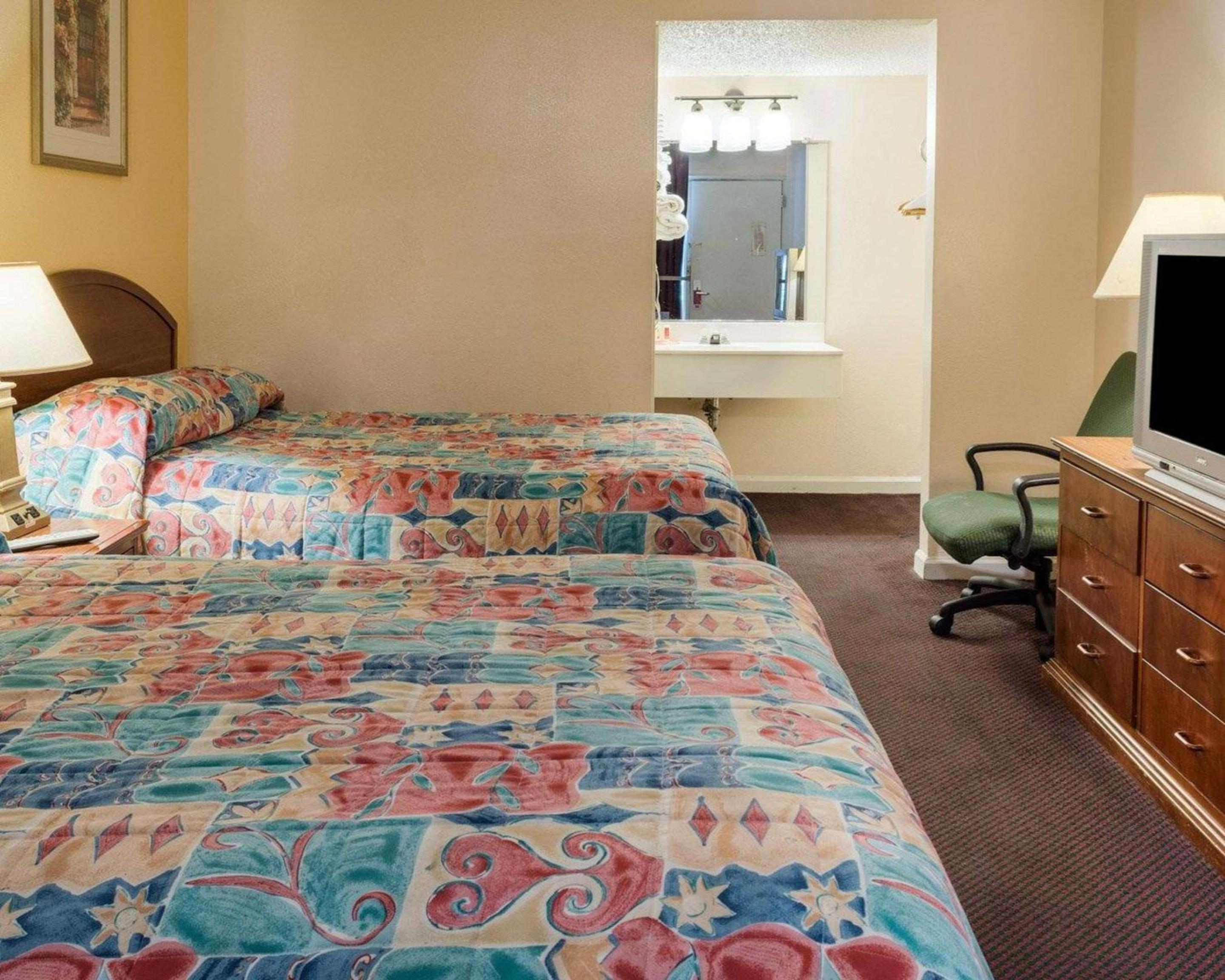 Standard Queen Room - Non Smoking - Photo 4